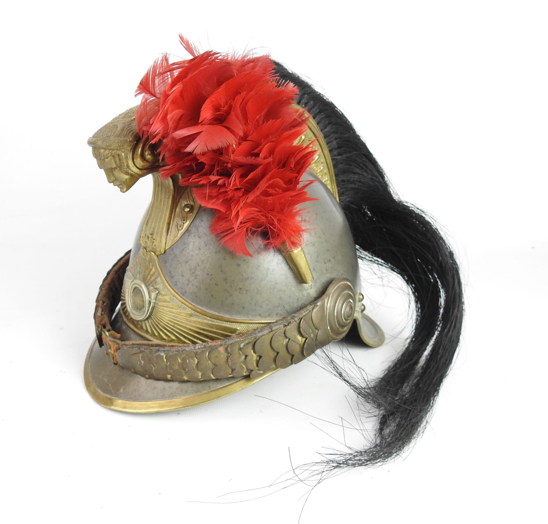 Null 法国。1913年的马匹猎人头盔，带有钢制炸弹，铜制饰物和颈椎，铜制带子上装饰有镀银的狩猎角，内部有狼牙的帽子，带着梅花，炸弹打孔尺寸为 "55"，制造&hellip;