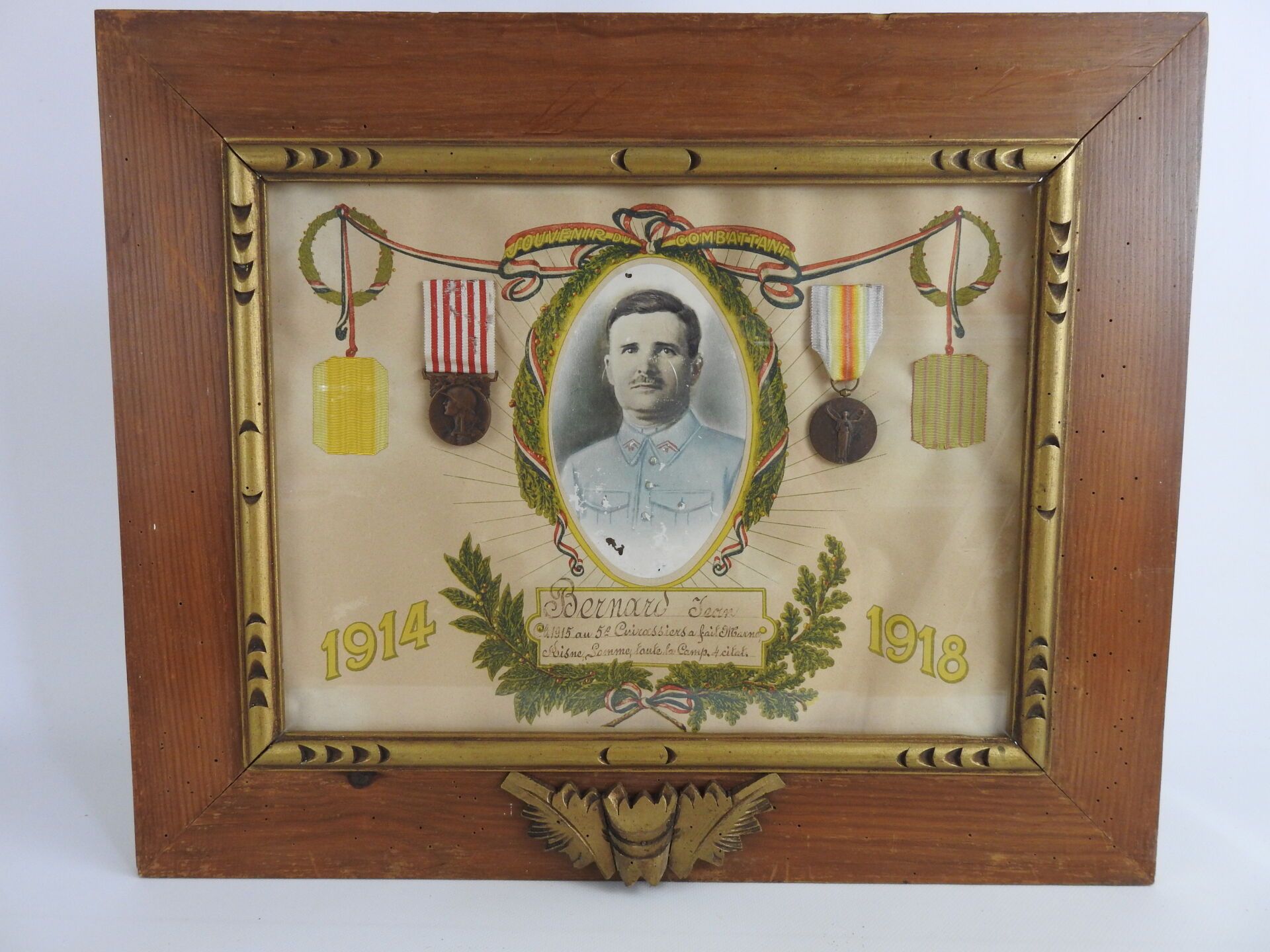 Null 装饰品。法国。镜框内有第五团骑兵让-贝尔纳的照片、联名奖章和14-18纪念品，28 X 38厘米。ABE