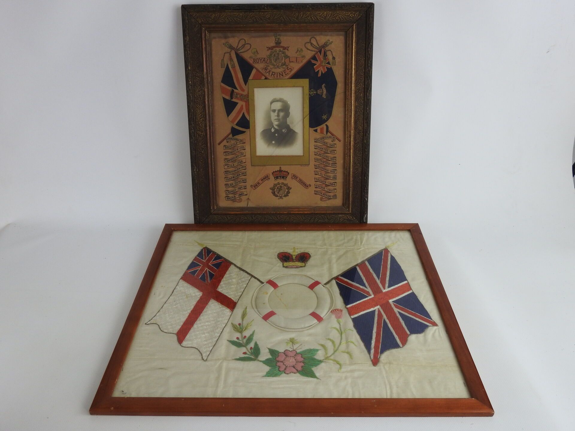 Null 纪念品。两个相框的重合，一张是1900年中国战役的空白照片，展示了英国国旗和皇家海军旗，英国皇家皇冠绣在白色丝绸上，尺寸为39 X 48,5厘米，在玻&hellip;