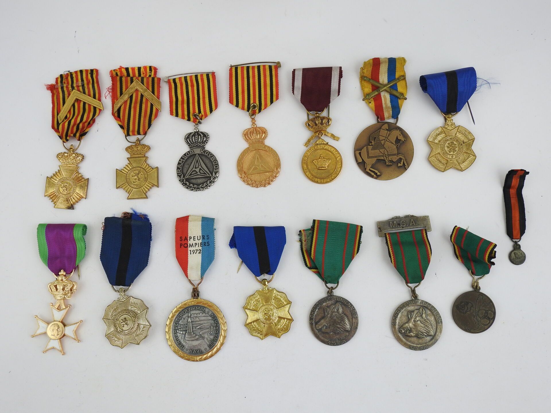 Null 装饰品。比利时。Lot of 15 medals and various decorations.BE