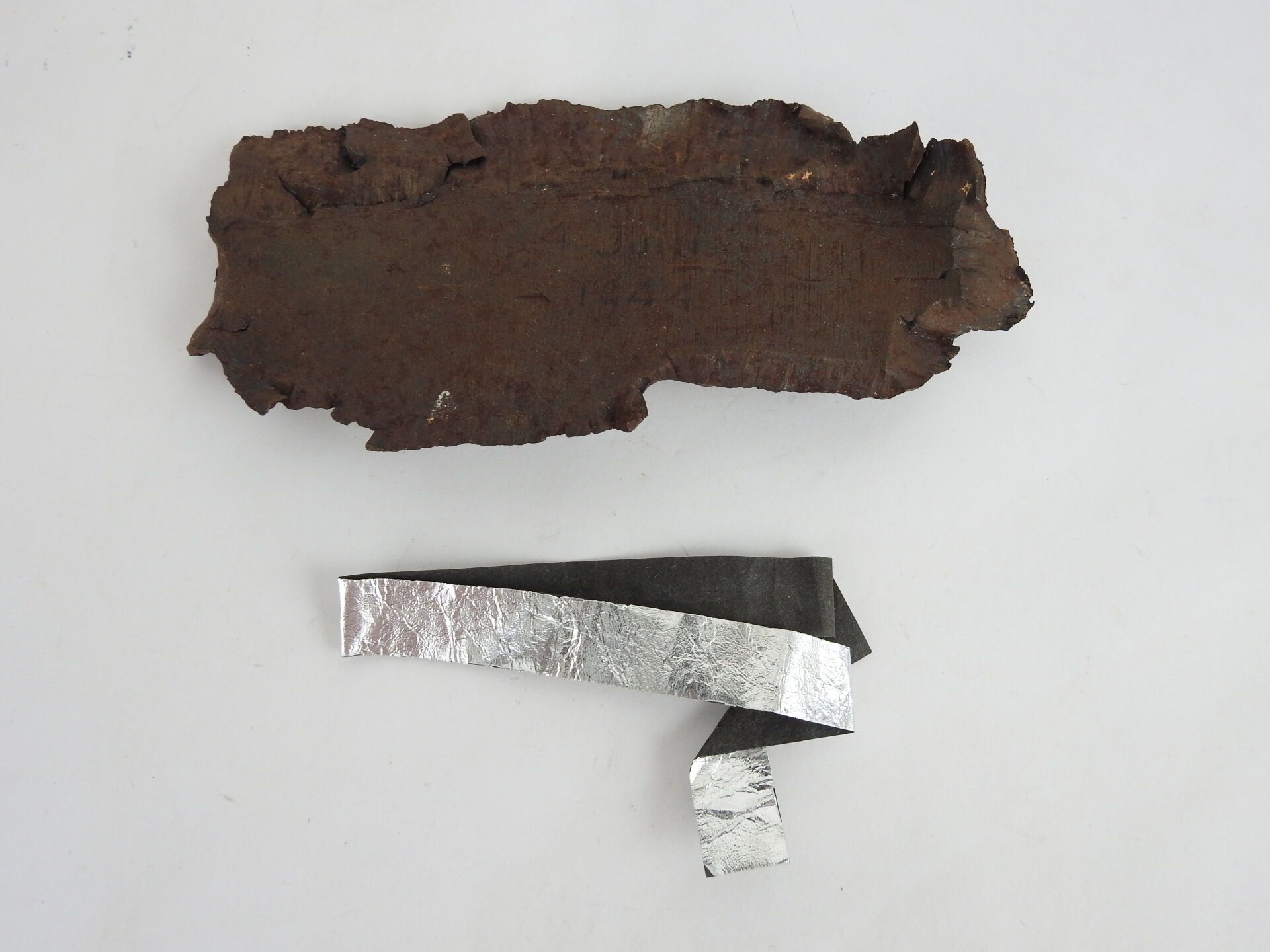 Null 法国。纪念品。轰炸奥尔热河畔朱维西站的炸弹碎片，标有 "1944年6月4日"，上面附有皇家空军为迷惑德国雷达而投放的 "视窗 "型铝条。ABE