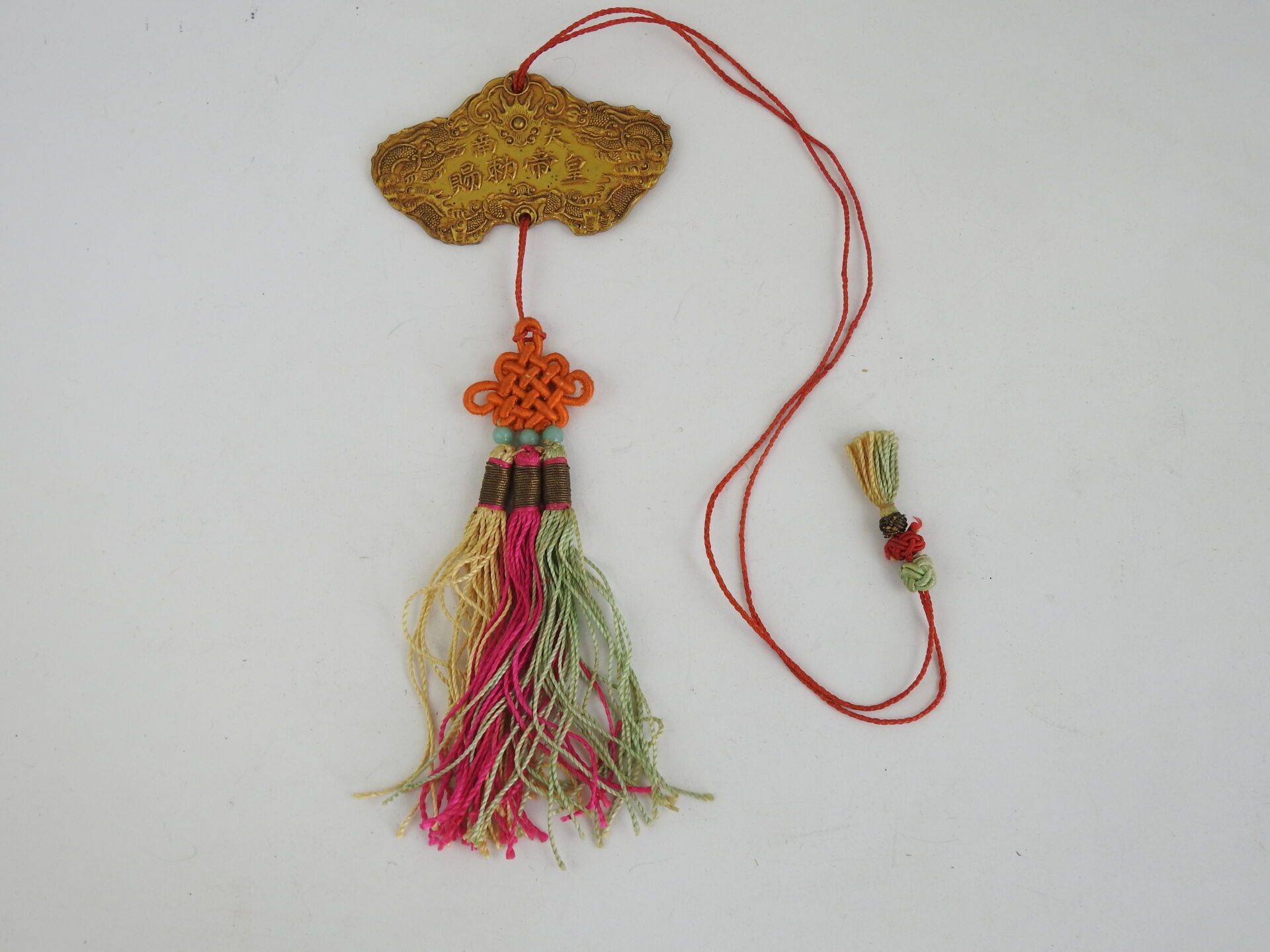 Null 装饰品。中国大陆。安南--金卡皇家勋章，宝黛统治时期（1926-1945）的三等奖章，镀金铜，带流苏，37 x 65毫米。BE