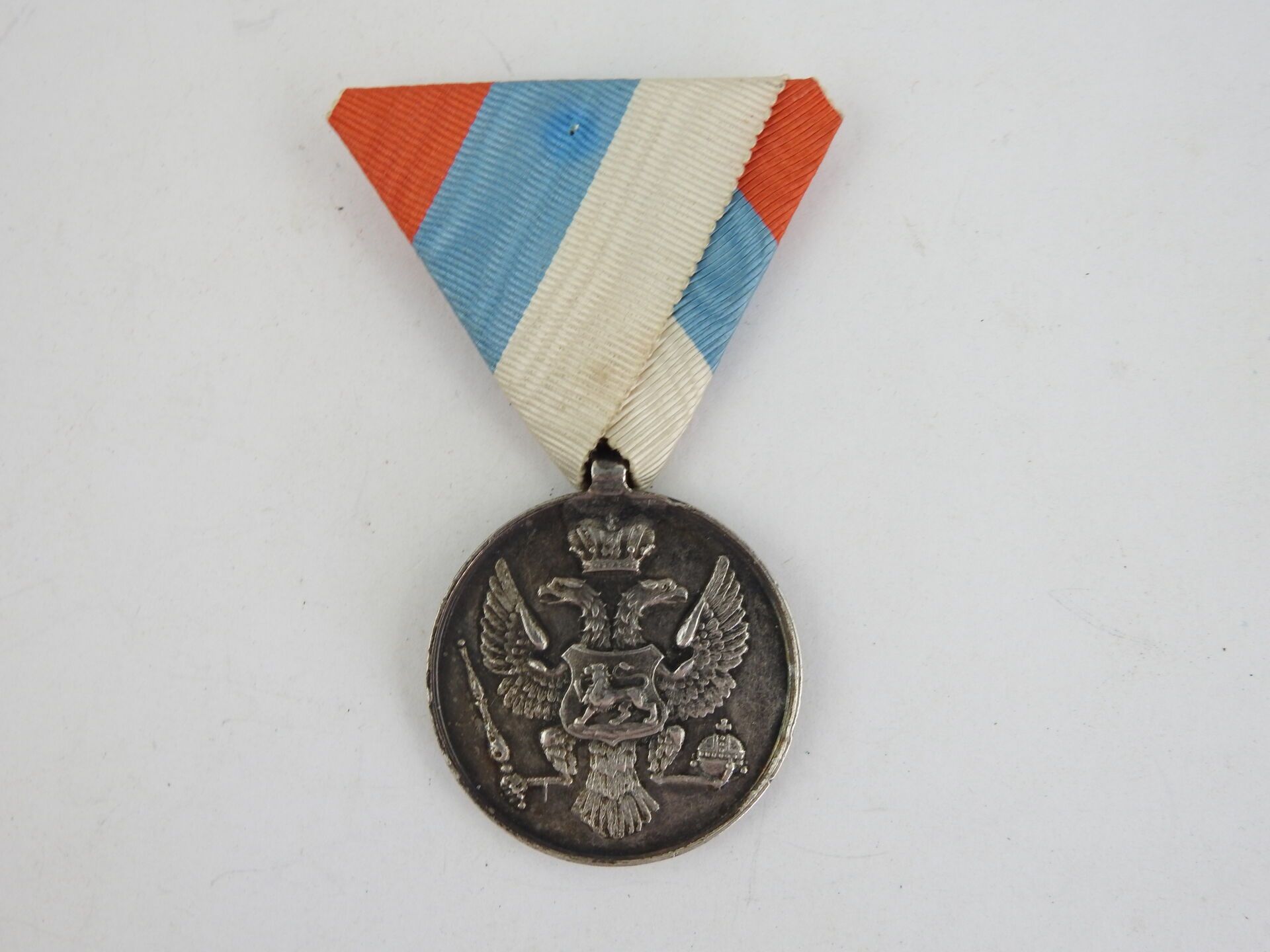 Null 装饰品。MONTENEGRO.带三色丝带的银质勇敢勋章（1895年以前），直径36毫米，总重量：18克。ABE