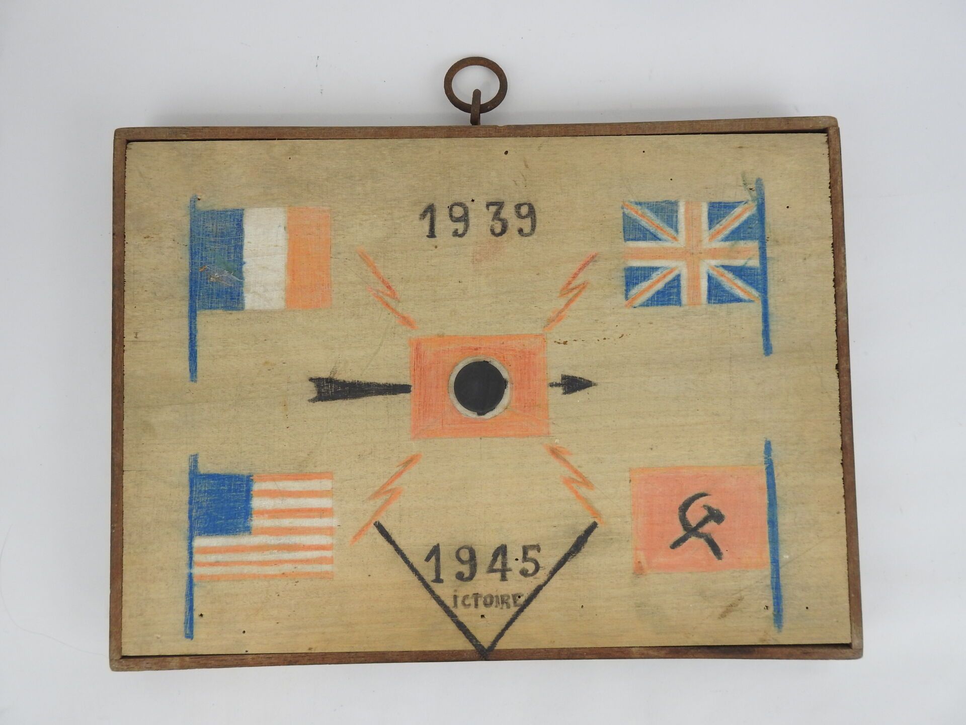 Null 爱国主义工艺。木板上固定着1945年的PTT日历，背面用铅笔画着4面盟军旗帜，环绕着纳粹旗帜。格式26 X 35,5厘米。ABE