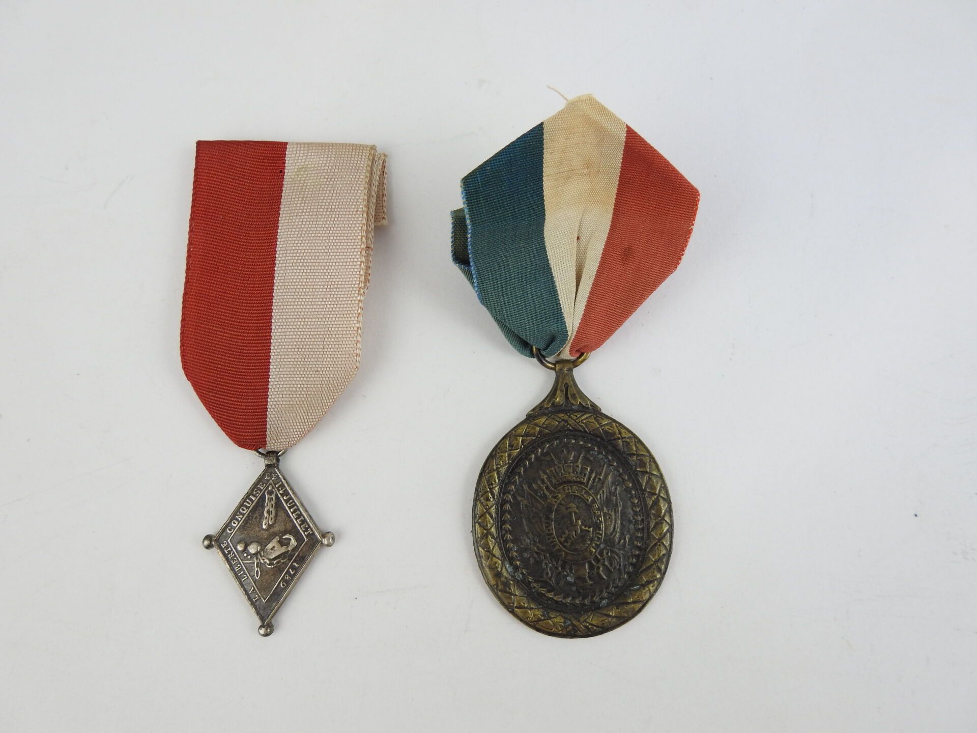 Null 装饰品。法国。法国近卫军奖章，银质百年纪念品，附有巴士底狱胜利者奖章（复制品），有绶带。ABE