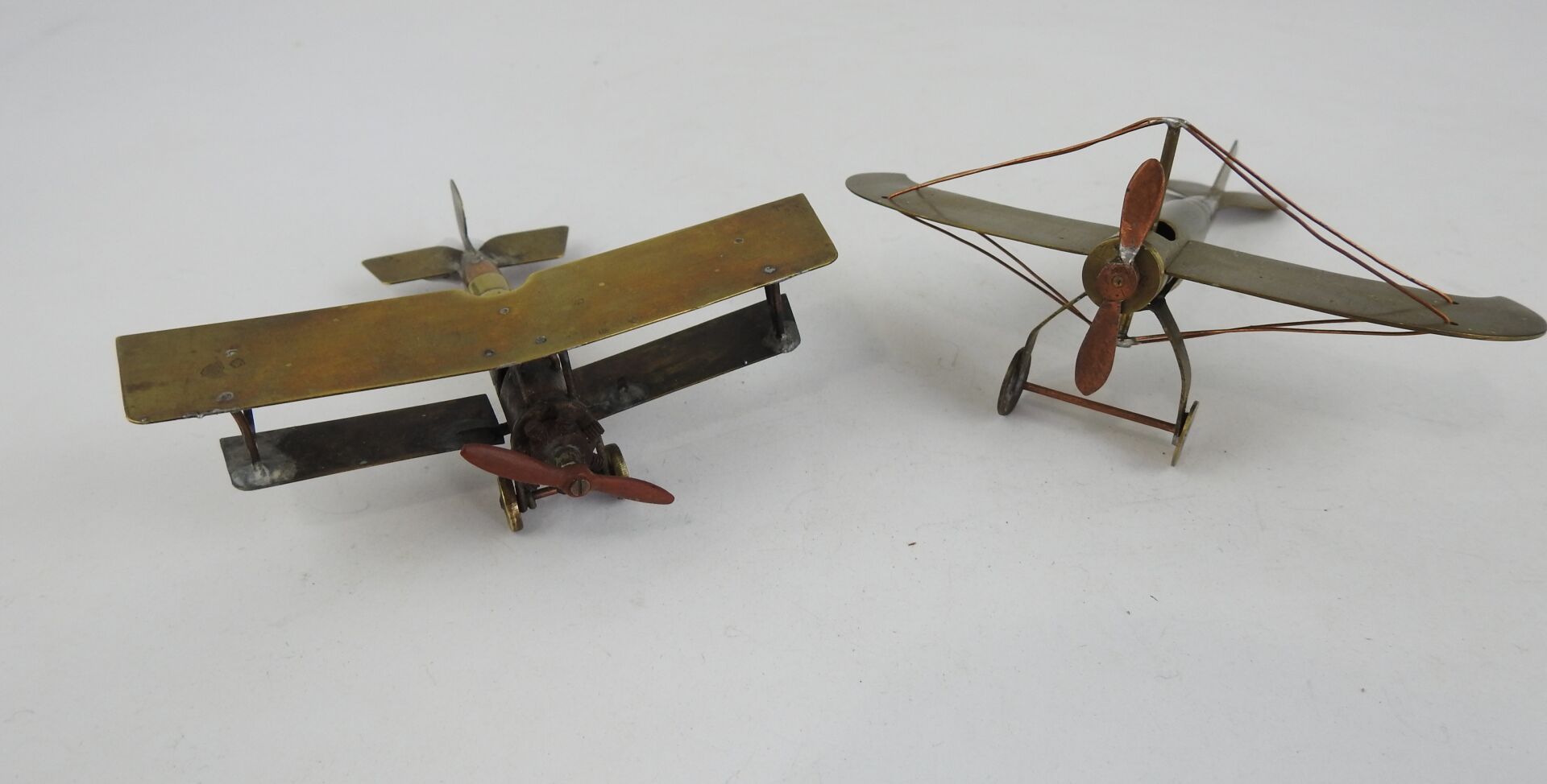 Null TRANCHEE的工艺。FOKKER E III Eindecker型单翼飞机和 "AVIATIK "型双翼飞机在铜和黄铜中相遇，10 X 11厘米。&hellip;