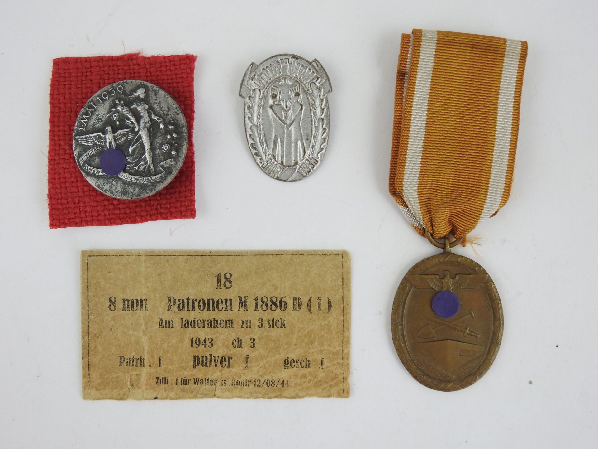 Null 装饰品。德国。 TODT组织奖章与缎带，纪念萨尔回归帝国的徽章，苏台德日（1939年5月1日），附有1943年的M 1886 D弹药箱标签。ABE