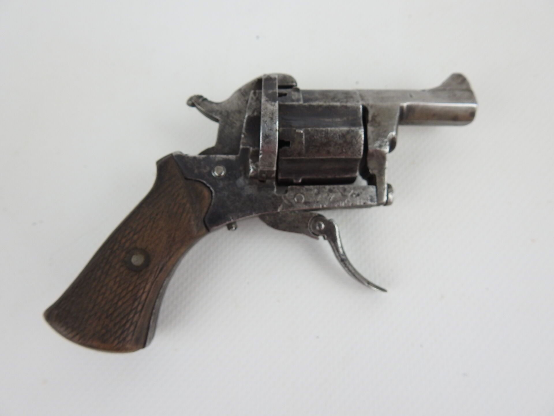 Null BELGIEN. Revolver "Bulldog" mit Brosche, Stahlgehäuse, gezogener Achtkantla&hellip;