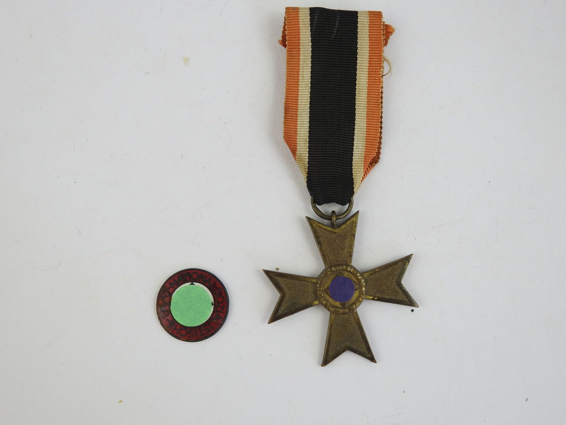Null DECORATIONS. ALLEMAGNE. Croix "Kriegsverdienstkreuz 1939" de 2e classe avec&hellip;