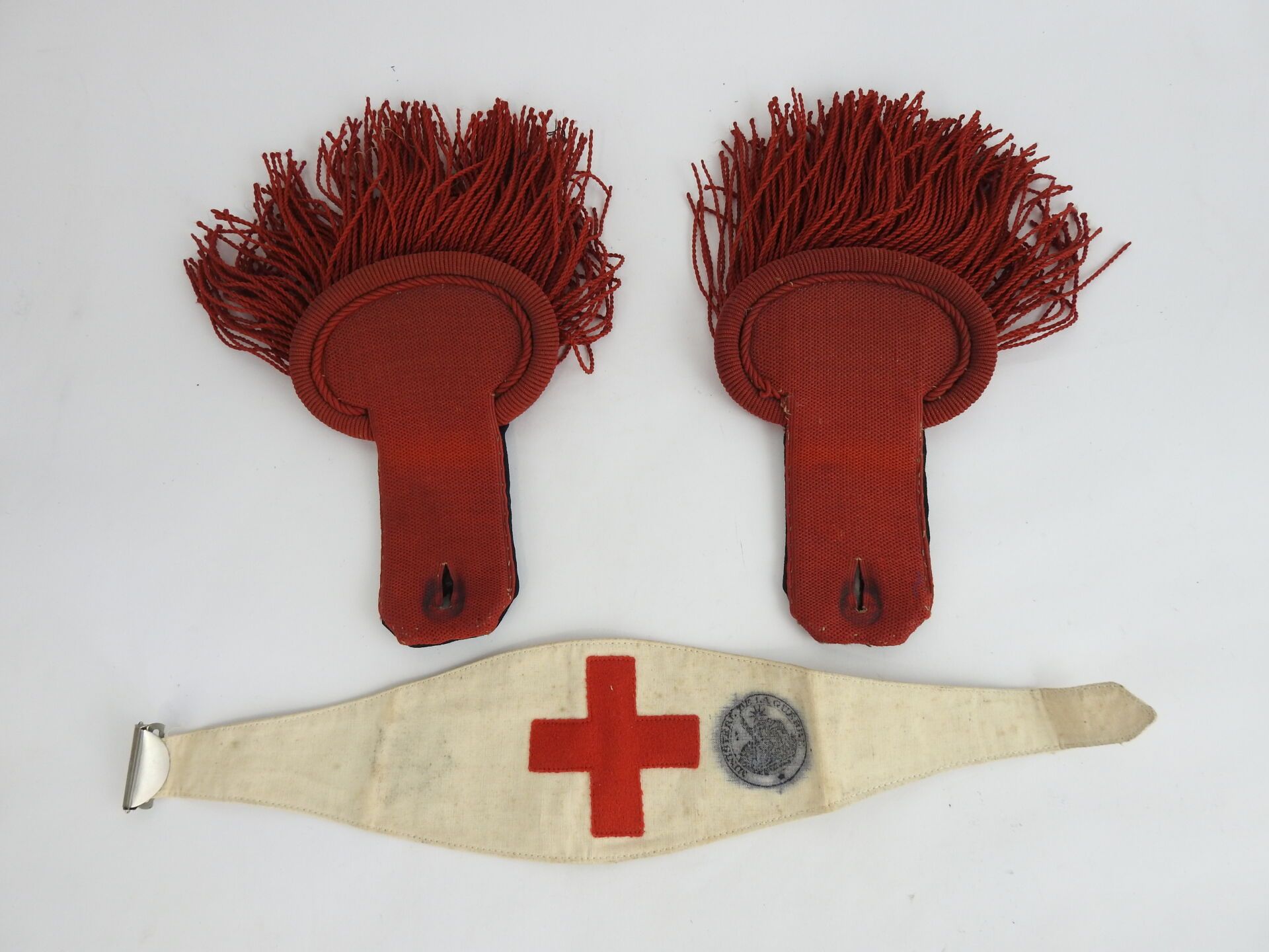 Null 法国。一对深蓝色衬里的赤褐色羊毛的步兵肩章，上面有一个由陆军部盖章的规定的红色十字臂章。共和国第三时期。BE