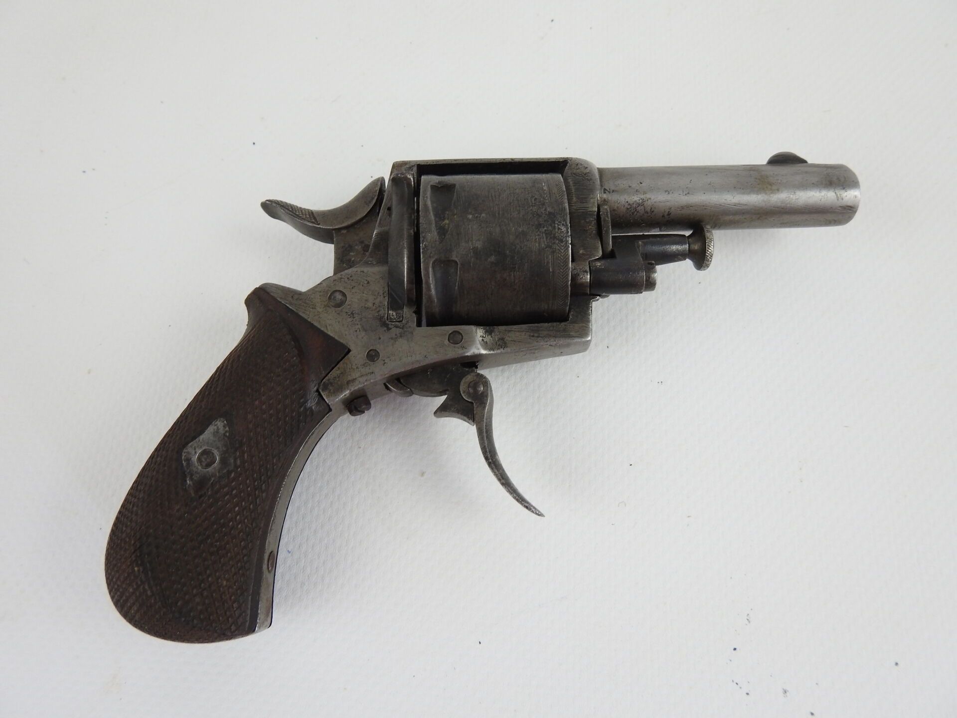 Null 比利时。斗牛犬 "中心火力左轮手枪，钢架上刻有 "英国斗牛犬 "字样，8毫米口径膛线圆管，6发弹夹，胡桃木板为角形，。长：14厘米。ABE