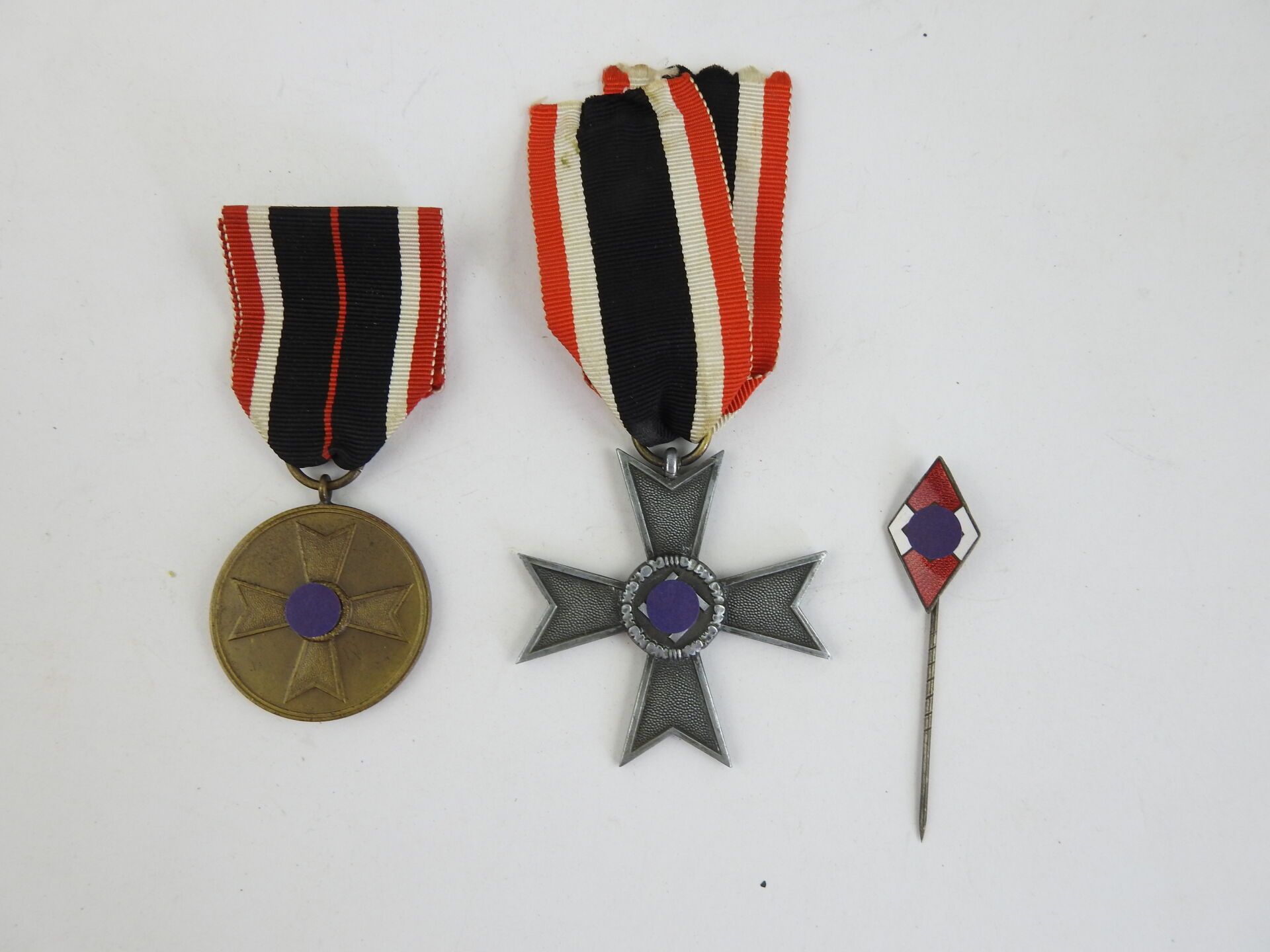 Null DECORATIONS. ALLEMAGNE. Croix "Kriegsverdienstkreuz 1939" de 2e classe et m&hellip;