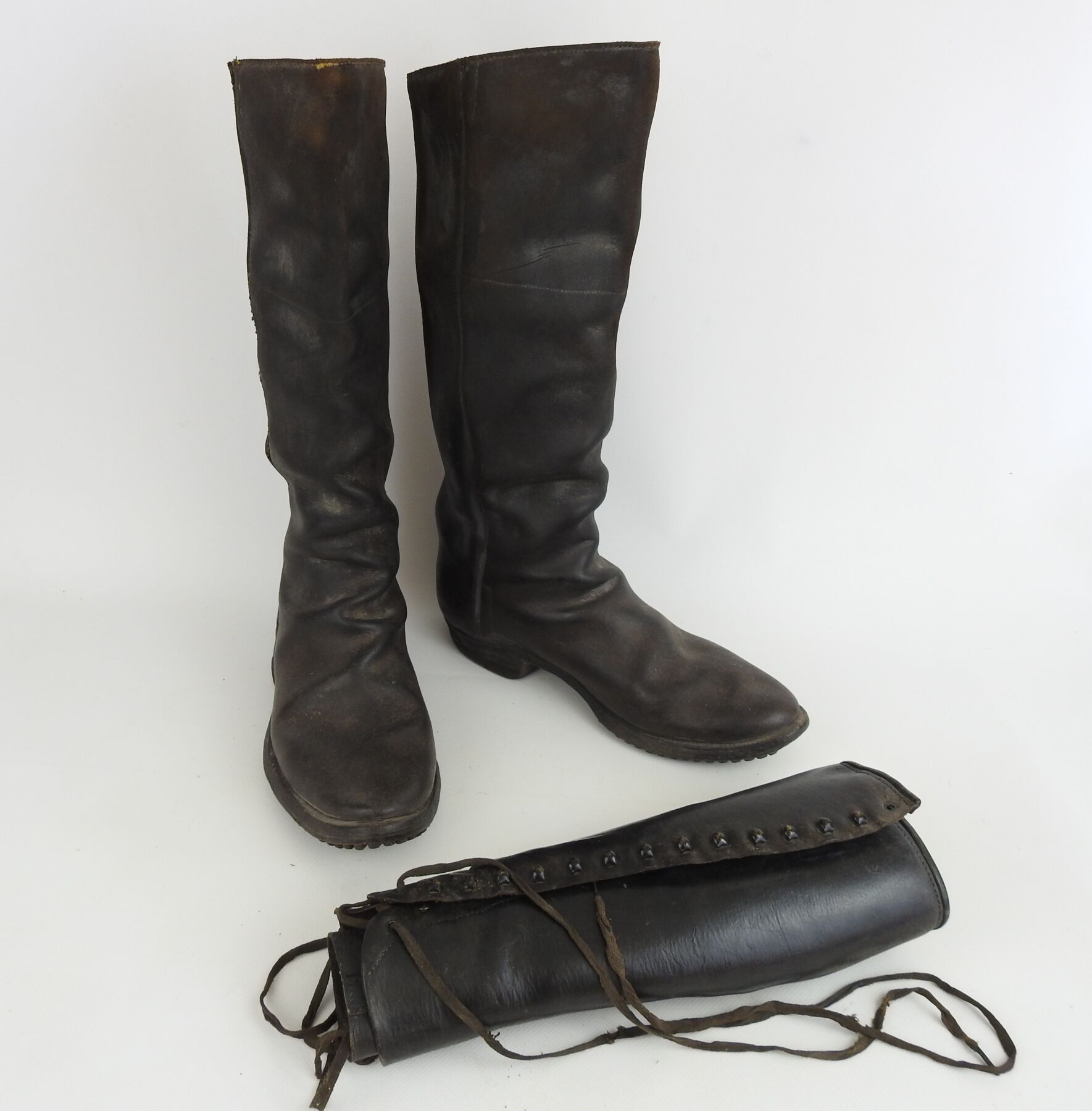 Null FRANCE. Paire de bottes en cuir noir cloutées, longueur semelles: 31,5 cm. &hellip;