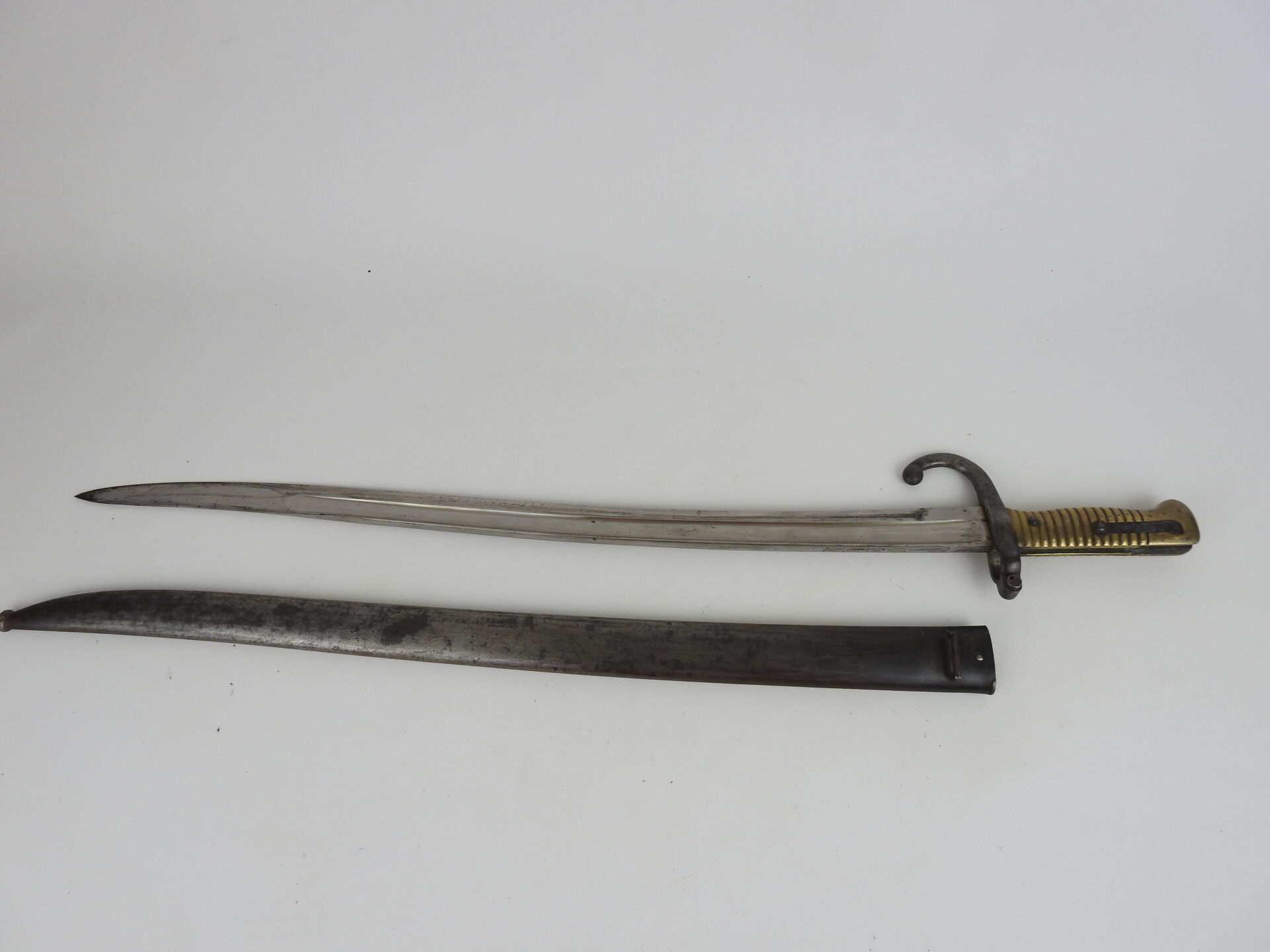 Null 法国。Chassepot刺刀剑，黄铜手柄和Yatagan刀身，标有St-Etienne 1872，铁制刀鞘有相同的编号。ABE