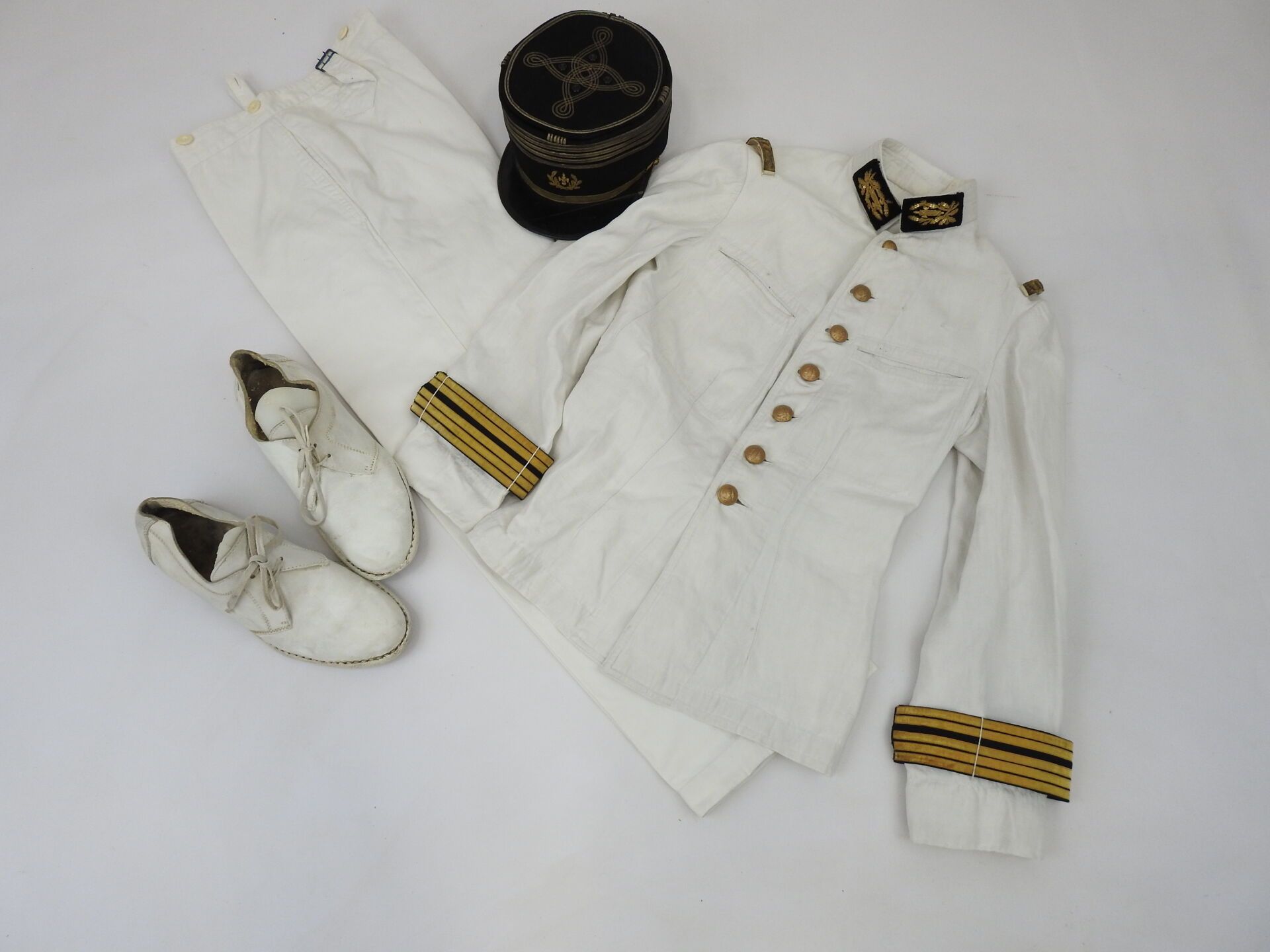 Null 法国。军事司法上校的夏季制服，包括1919年款的黑布帽，上面有军衔支架和金色卡内蒂尔刺绣的武器徽章，帽子上有4个通风孔，白色棉质夹克，直领，上面有可拆&hellip;