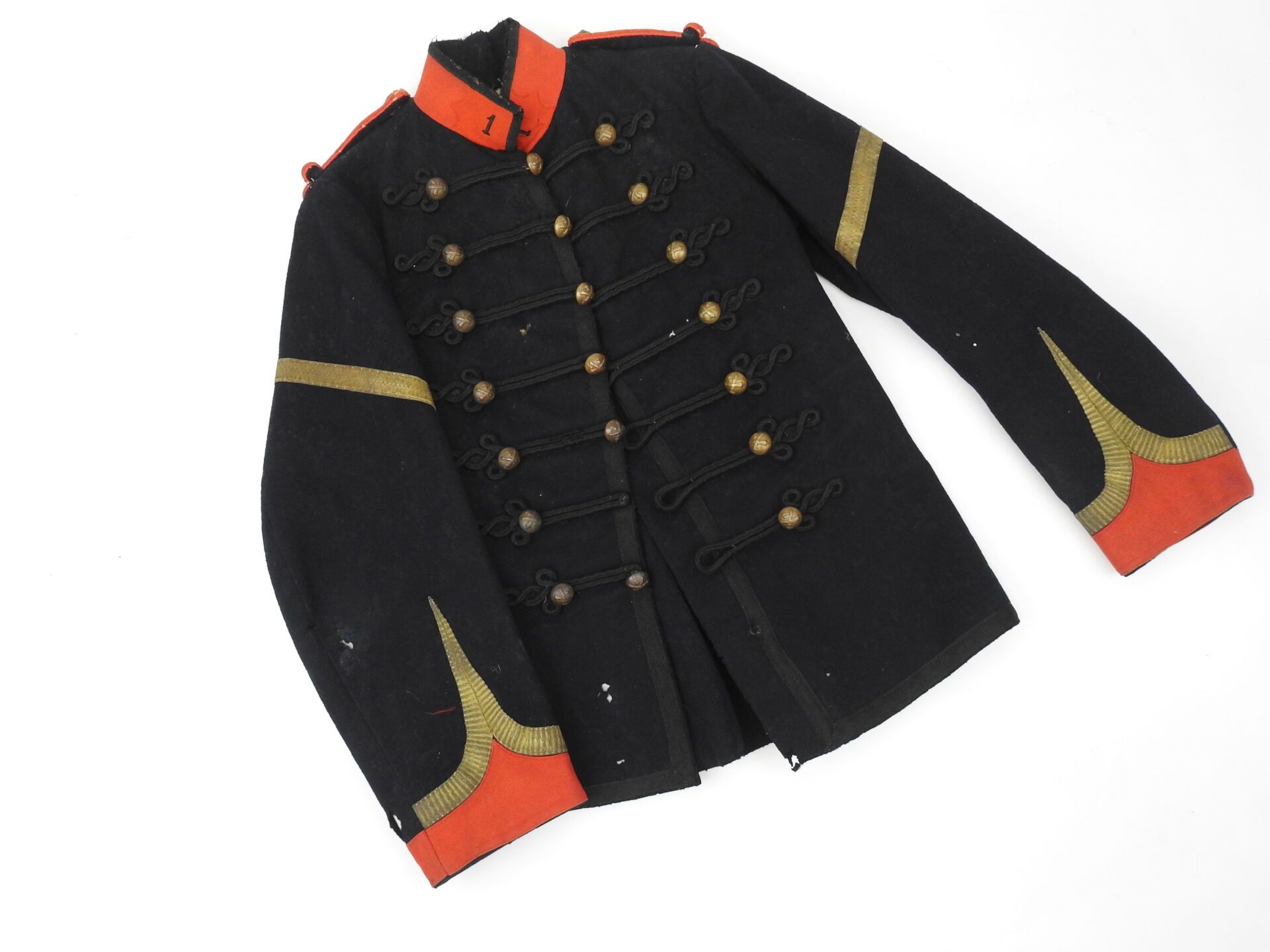 Null 法国。第一炮兵团（Bourges）的Fourrier元帅的1872年款多尔曼，深蓝色布衣，红色领子，领袢上装饰有金色卡内蒂尔数字1，金色蜥蜴辫，由7根&hellip;