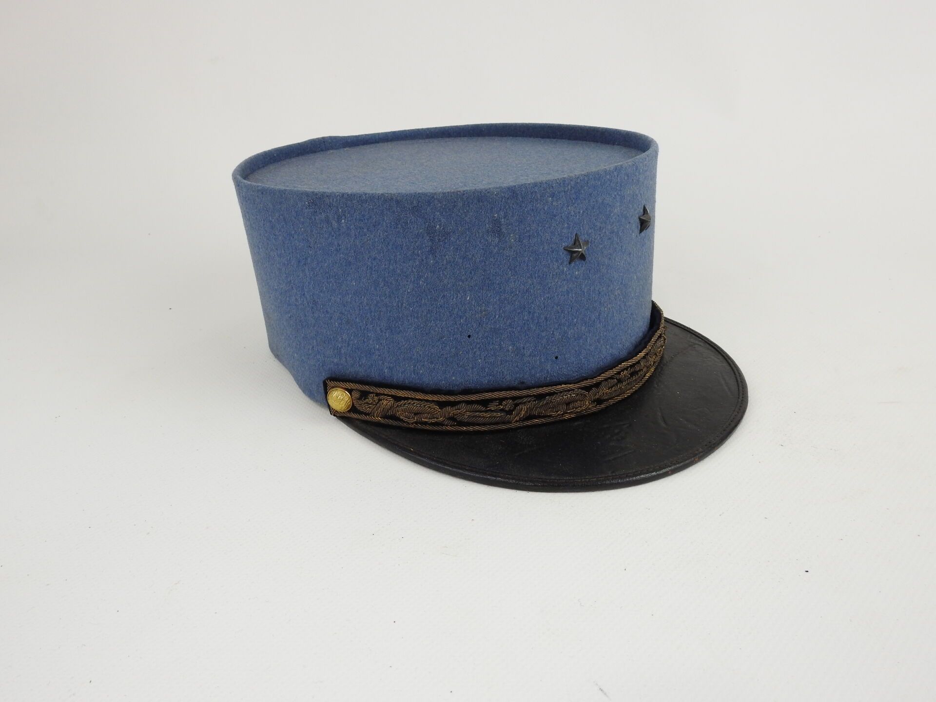 Null 法国。 1921/31年款准将帽，精美的地平线蓝布，正面装饰有2颗小银星，天鹅绒下巴上绣有橡树叶，纽扣上有将军的印记，黑色缎面帽，Bandalium加&hellip;