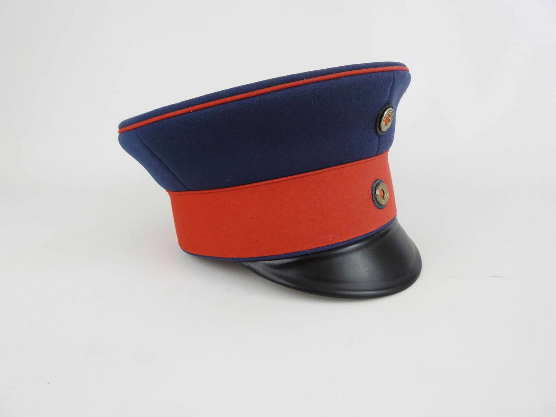 Null MECKLENBURG-SCHWERIN. Offiziersmütze aus blauem Tuch, punktrotes Stirnband &hellip;