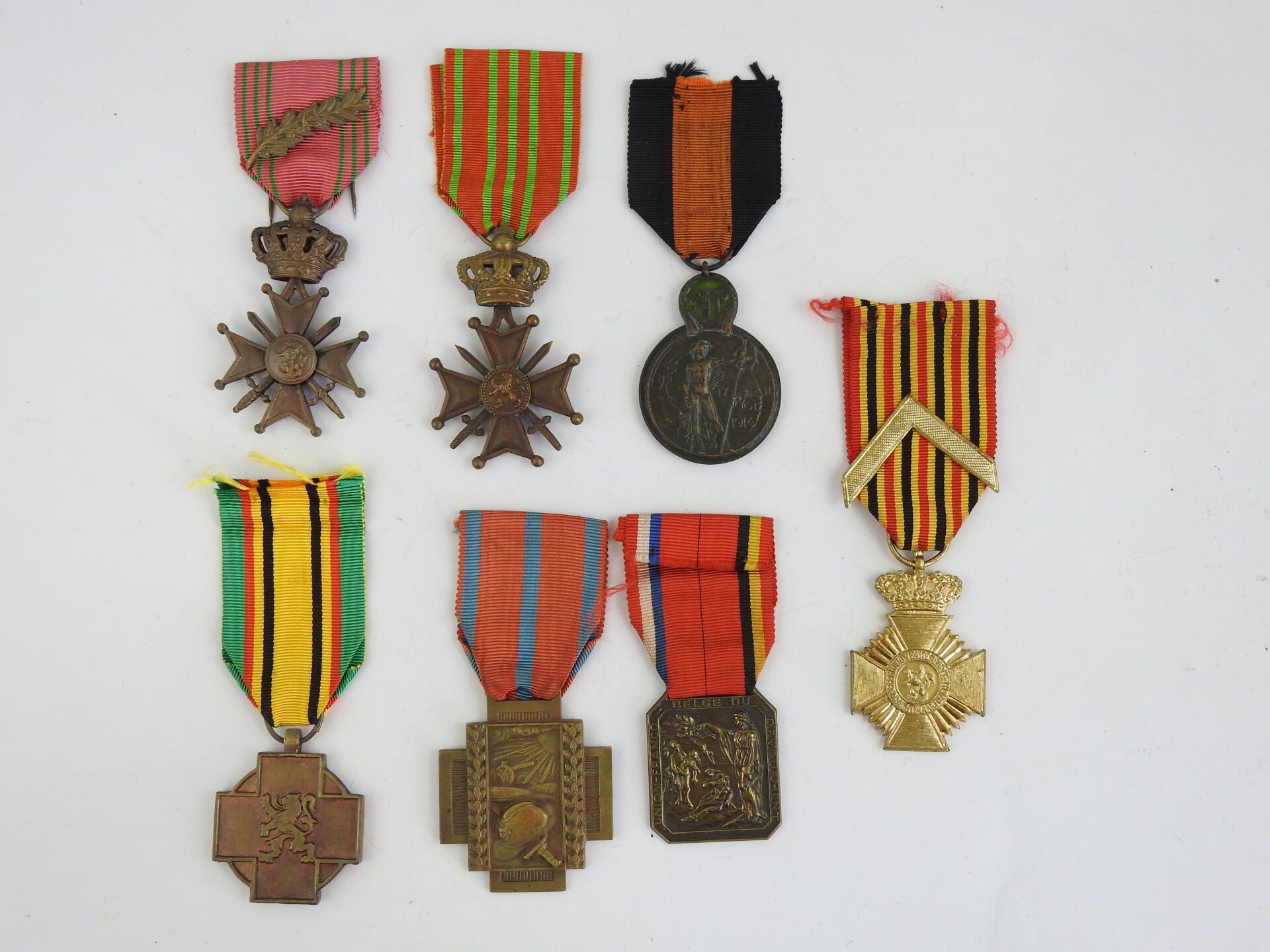 Null 装饰品。比利时。各种奖章，Yser战争十字勋章，1940-45年纪念勋章，法国-比利时奉献联盟，皇家协会，利奥波德勋章，消防十字勋章，有绶带。BE
