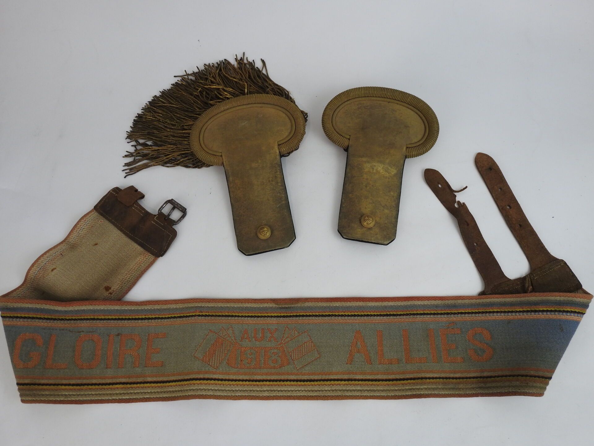 Null 法国。一对镀金装饰的步兵军官肩章，附有一条编织腰带 "Gloire aux alliés 1918" 。ABE