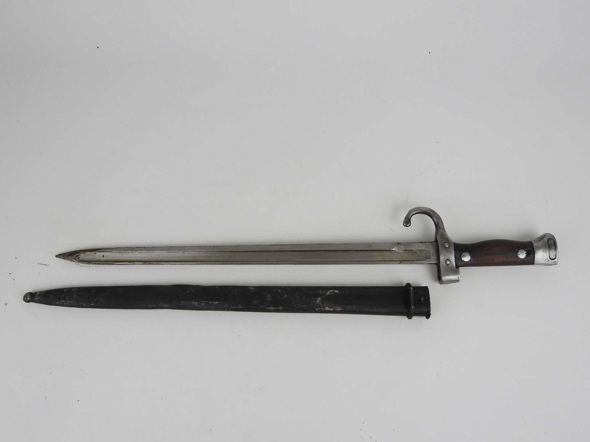 Null 法国。Berthier刺刀，1892年第二型，有长的quillon，木板，有青铜色的钢制刀鞘。长：53厘米，叶片：40厘米。ABE(穿透式刀鞘)