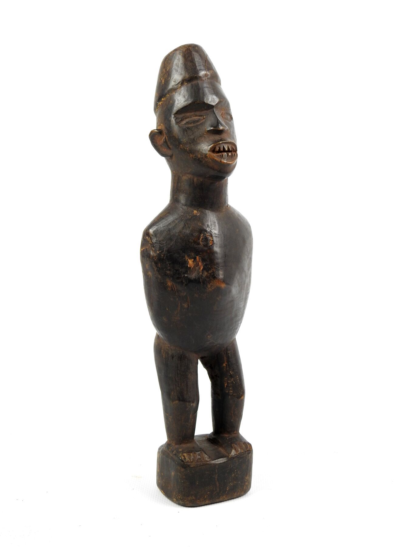 Null YOMBE，刚果民主共和国。木头，有深色铜锈。 
一尊站立的雕像，没有手臂，双腿半弯，有力的脖子架着一个脸部微微隆起的头，戴着高高的头饰。 
高度：2&hellip;