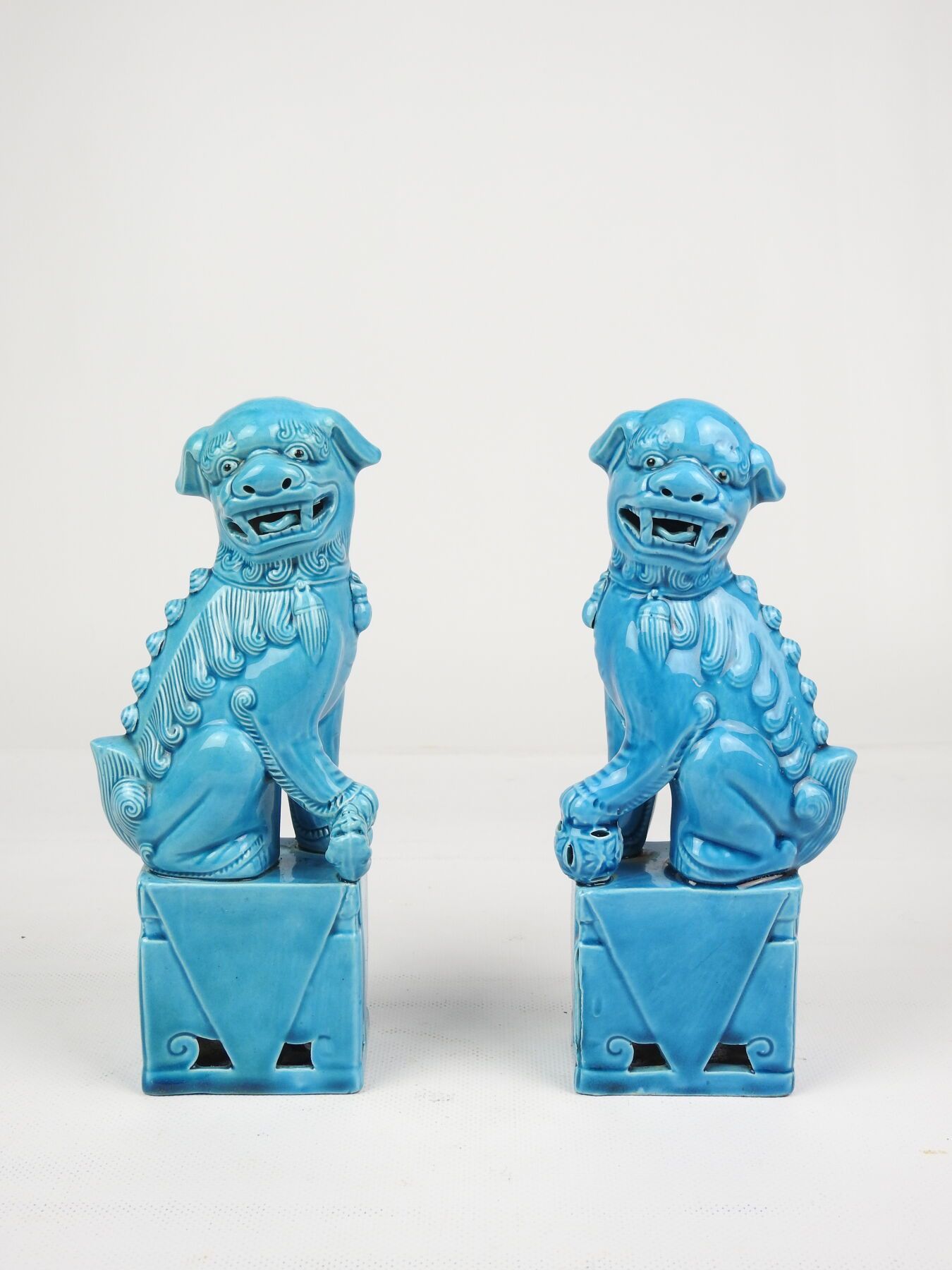 Null CHINA.
Preciosa pareja de perros Fô de porcelana esmaltada color turquesa.
&hellip;