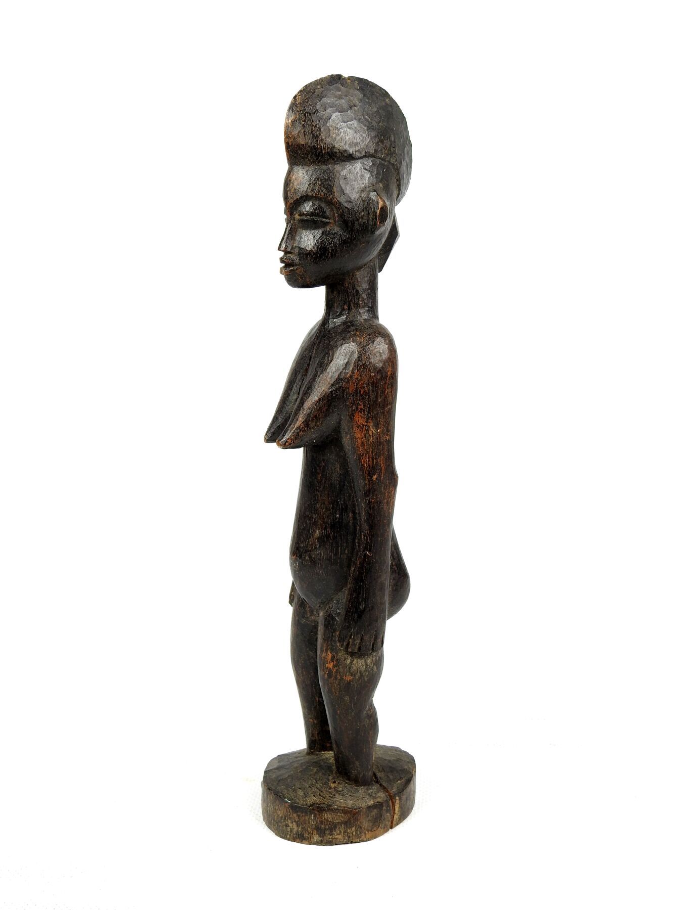 Null 站立的女性雕像，SENOUFO，象牙海岸。
坚硬的木头，棕色-黑色的铜锈。
20世纪上半叶。
高度：35厘米