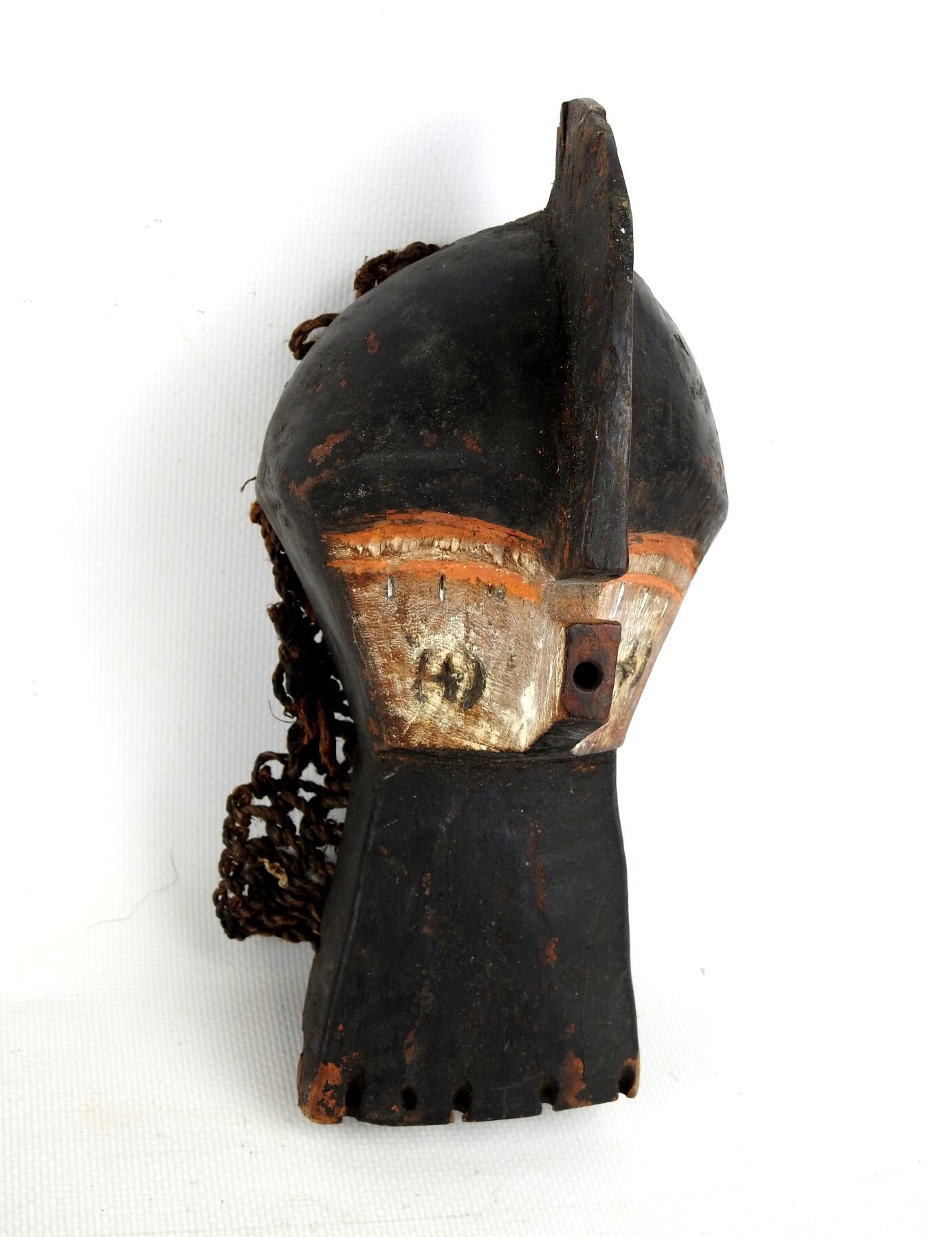 Null Kifwebe "矮小的面具，LUBA，刚果民主共和国。
硬木，颜料，植物纤维。
高度：20厘米。