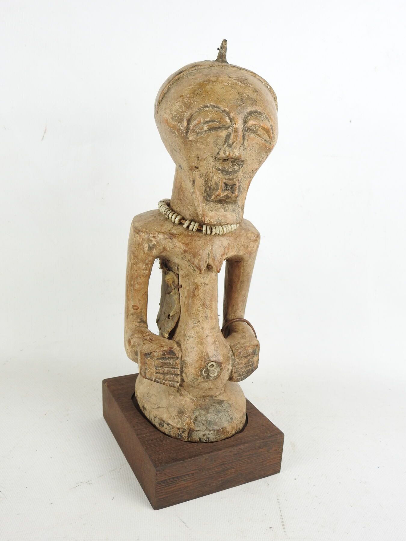Null 刚果民主共和国，松耶。
硬木，皮肤，珠子，铁。
恩基斯半身雕像，头上有小角。
高度：31厘米。
裂缝。