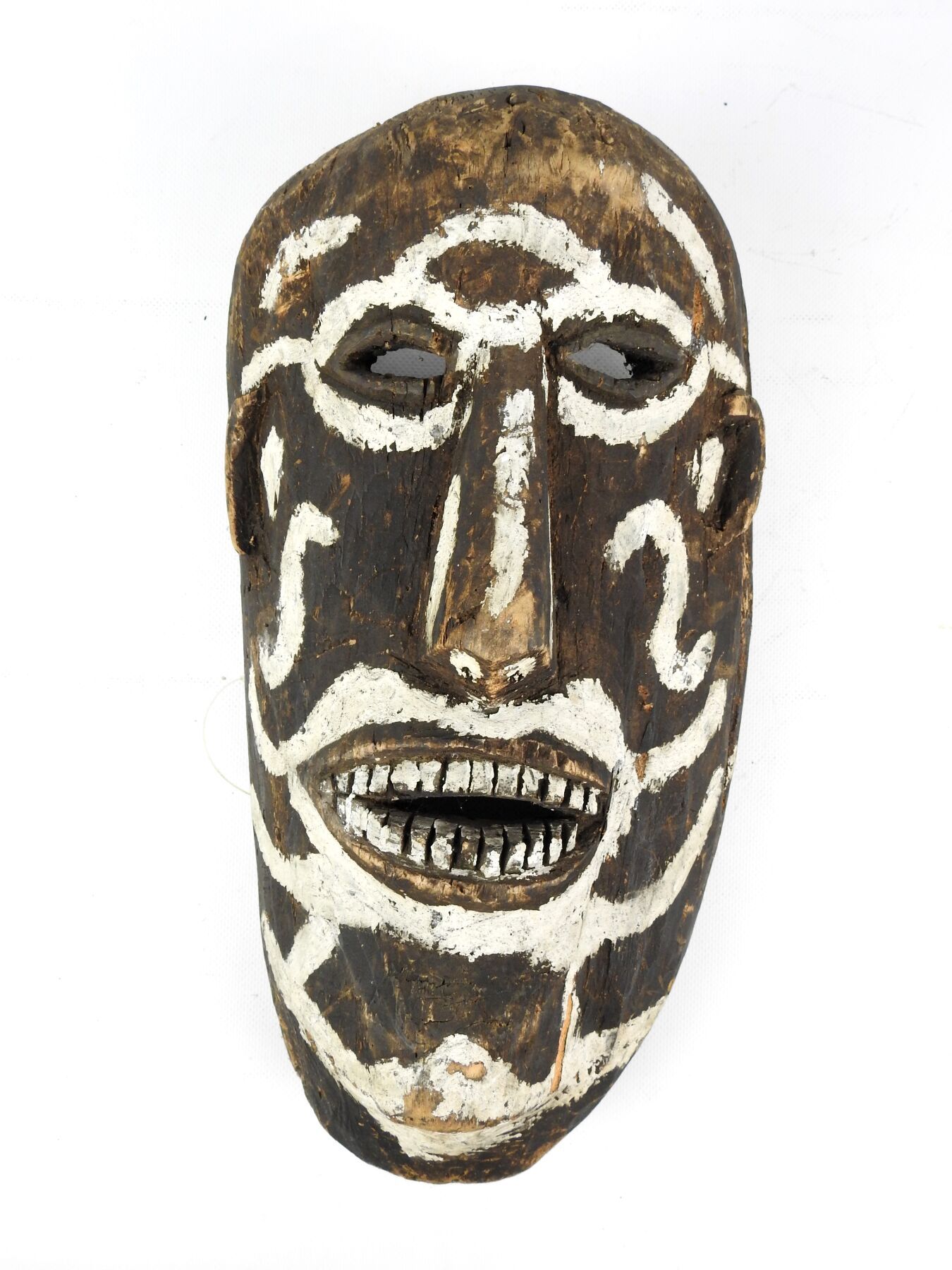 Null DAYAK IBAN, Borneo, Indonesien.
Holz, dunkle Gebrauchspatina.
Maske, die ei&hellip;