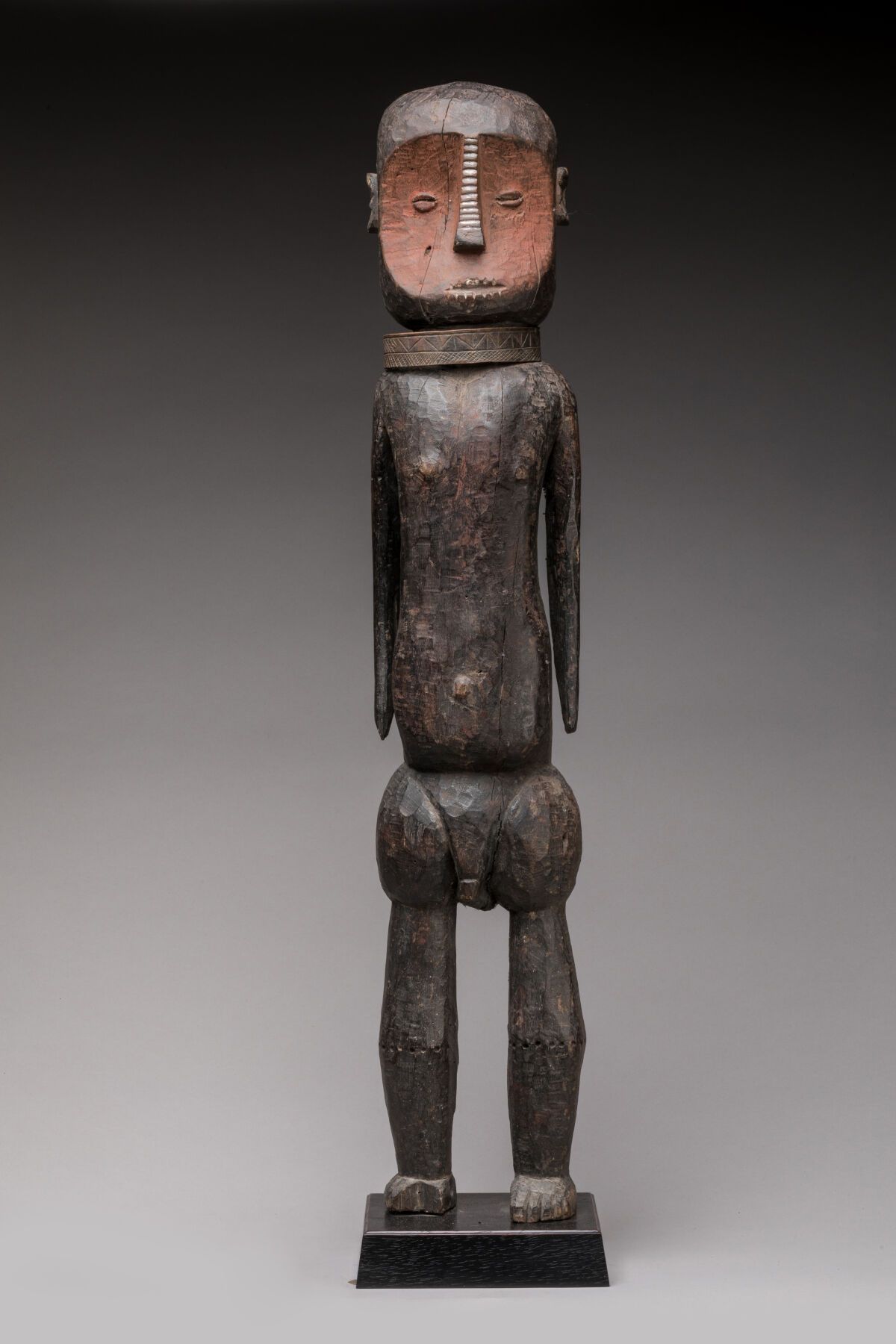 Null NGBAKA-MINAGENDE, 刚果民主共和国。
木头，多色天然颜料，扭矩，牛角石
雕像呈现的是一个站立的人物，身体有造型，手臂沿着身体，脖子上有&hellip;