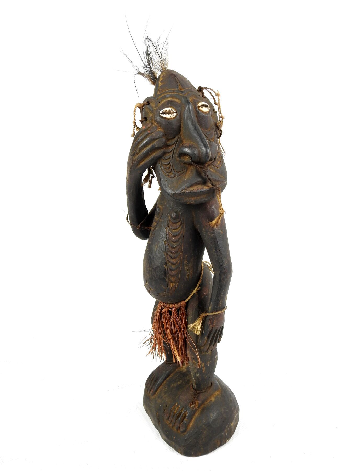 Null MINDIBIT, Wosera-Gaui, Papua New Guinea.
木材、植物纤维、牛肝菌、鹦鹉的羽毛
男性雕像站在基座上，左手放在臀部&hellip;