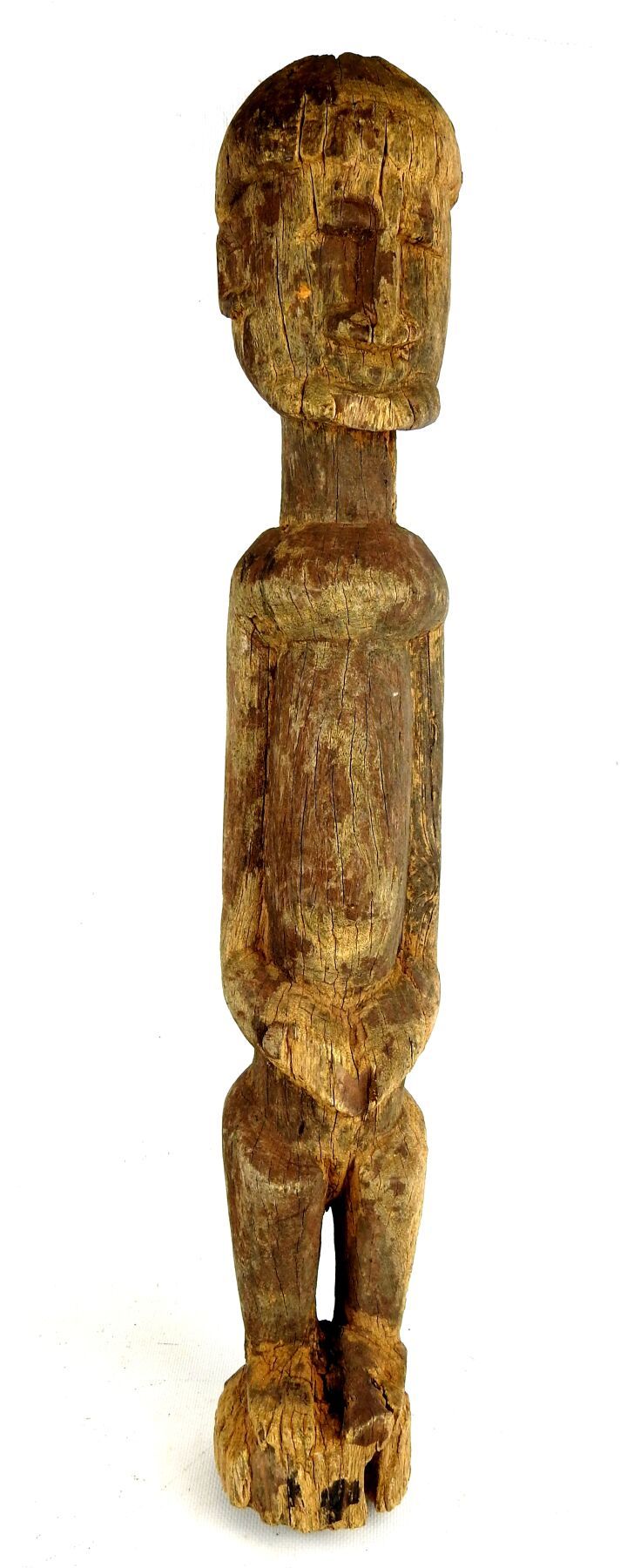 Null DOGON，马里。
有沟壑的硬木。
拟人化的雕像，呈现出一个站立的雌雄同体的形象，手臂沿着身体放置。
高度：60厘米。
小事故和旧损害。