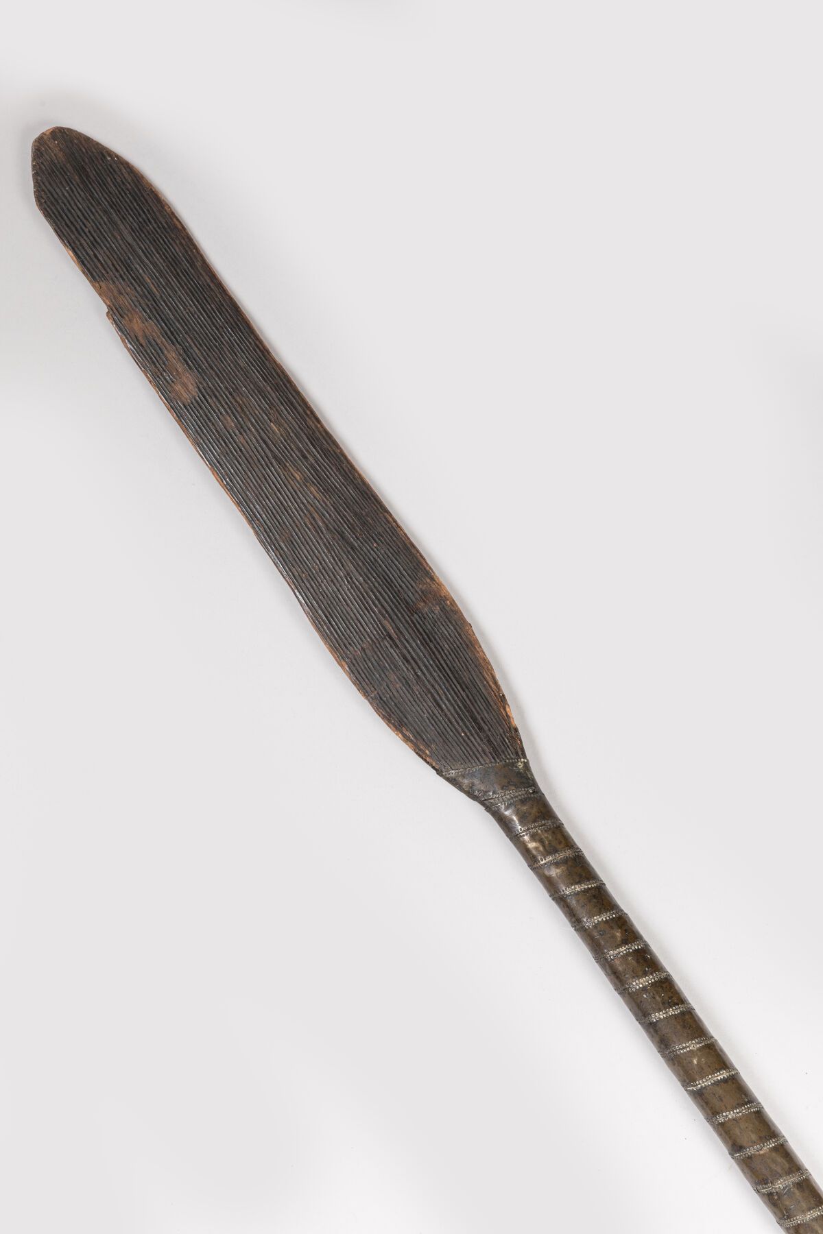 Null 印度尼西亚，卡里曼丹。
木制舞桨用铜条护套，只见刀刃。
长度：171厘米