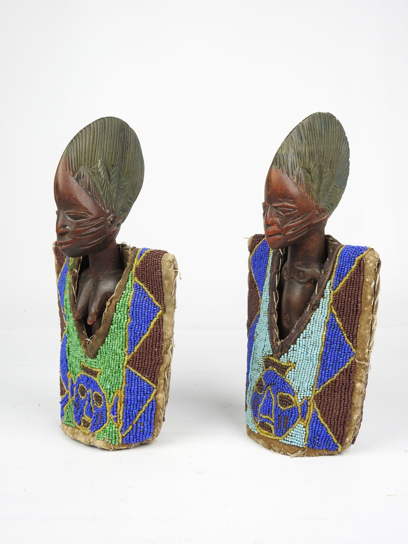 Null 尼日利亚，YOROUBA。
雕刻的木头，珠子，织物。
一对穿着珠子大衣的 "Ibedji "双胞胎人物。
高度：28厘米。
出处：私人收藏，布卢瓦。