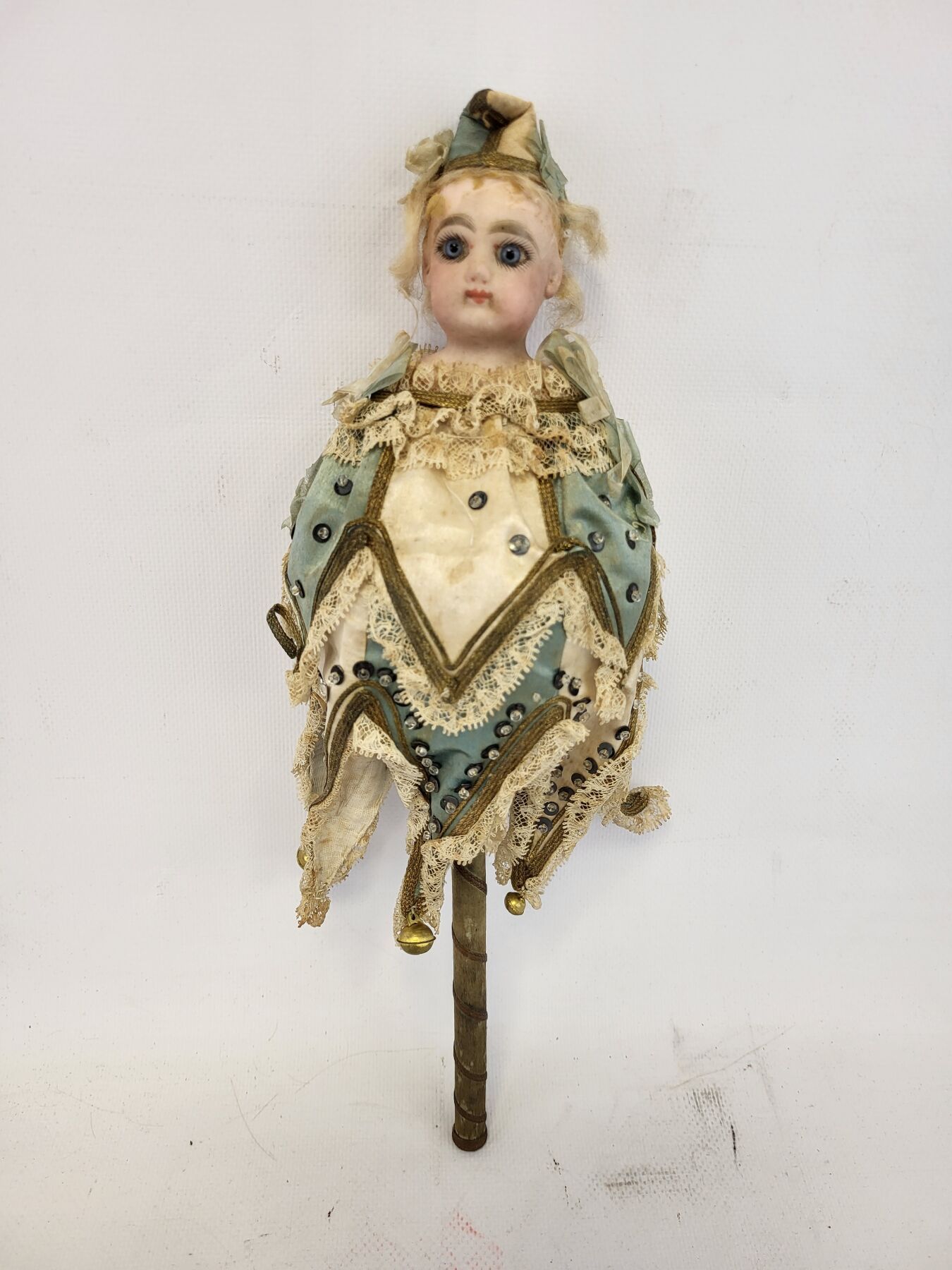 Null Folie类型的娃娃，瓷头，衣服上有铃铛和小珍珠的装饰。高度：36厘米。