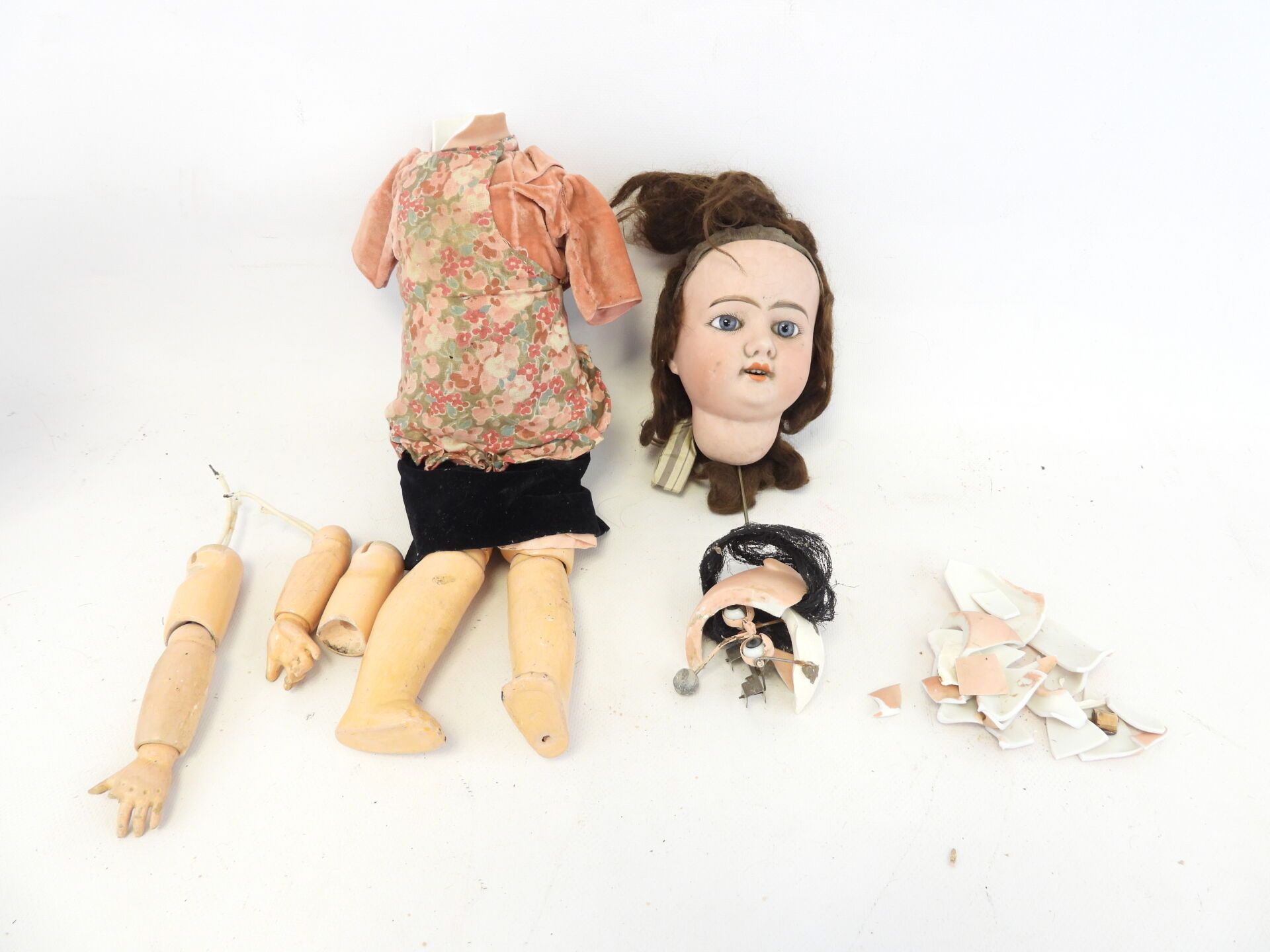 Null 包括一个娃娃的一部分，头部是仿制的，眼睛是固定的，嘴巴是张开的。重要事故

娃娃头的一部分和很多衣服都是连在一起的。