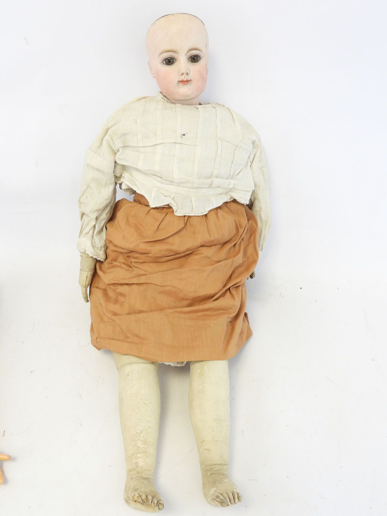 Null 娃娃的头部是仿制的，眼睛是固定的，嘴巴是闭着的，耳朵是穿孔的。身体在皮肤里。高度：66厘米。裂缝