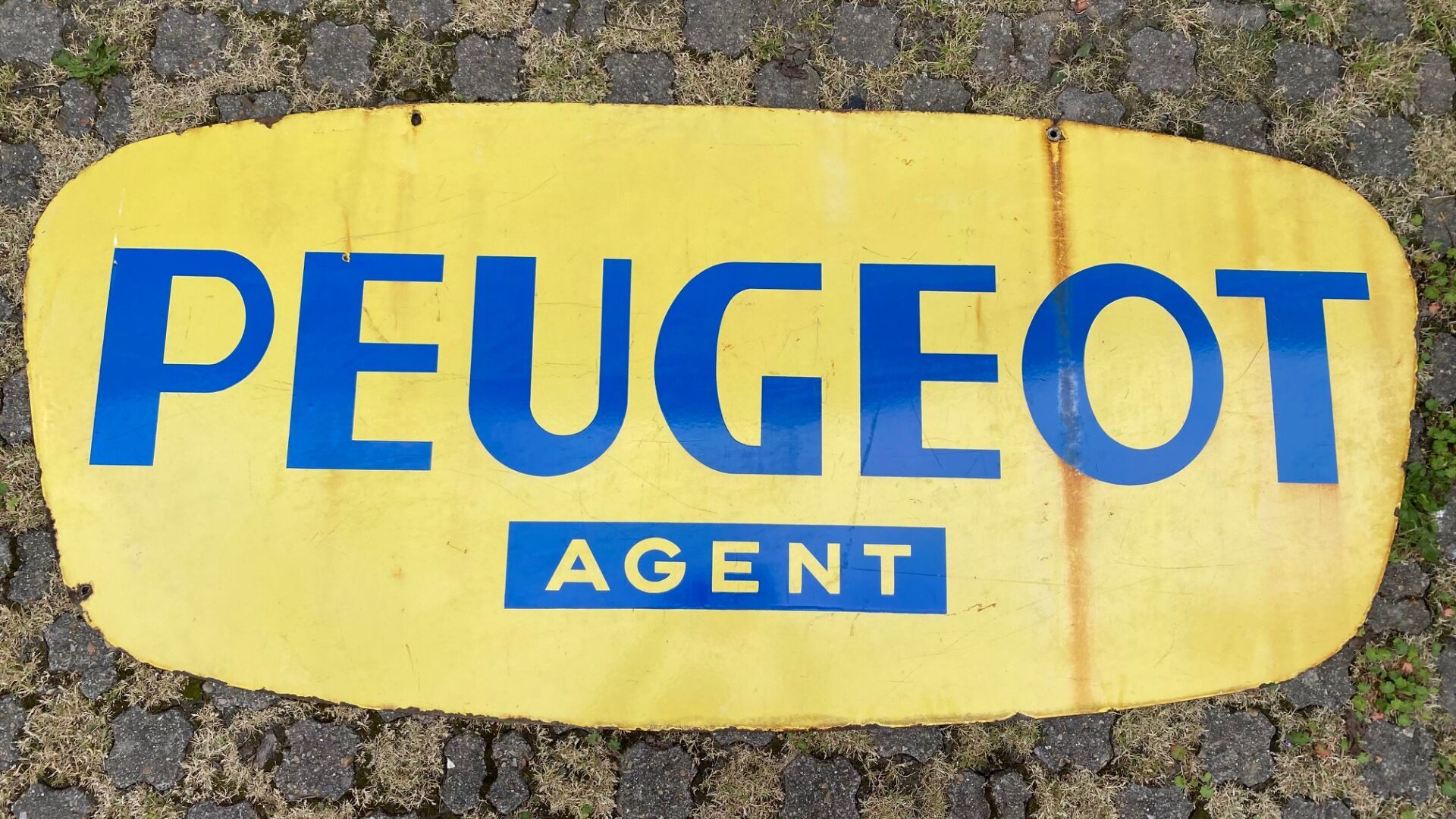 Null PEUGEOT代理。双面珐琅金属板的广告牌，黄底蓝字。破损，氧化，划痕，有悬挂孔。尺寸：63 x 149厘米



在我们位于Blois工业区的储存地&hellip;