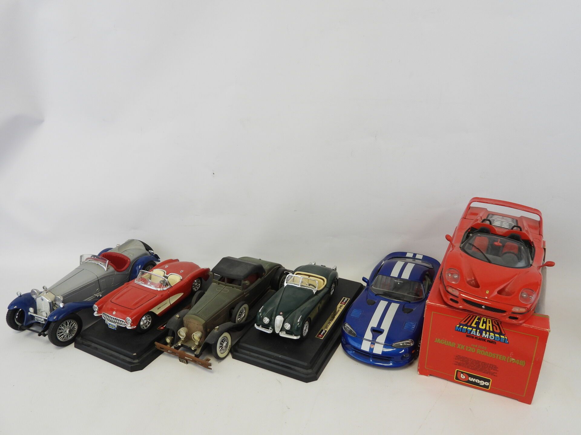 Null BURAGO: Six model cars. 

One box and two cars of unknown make are attached