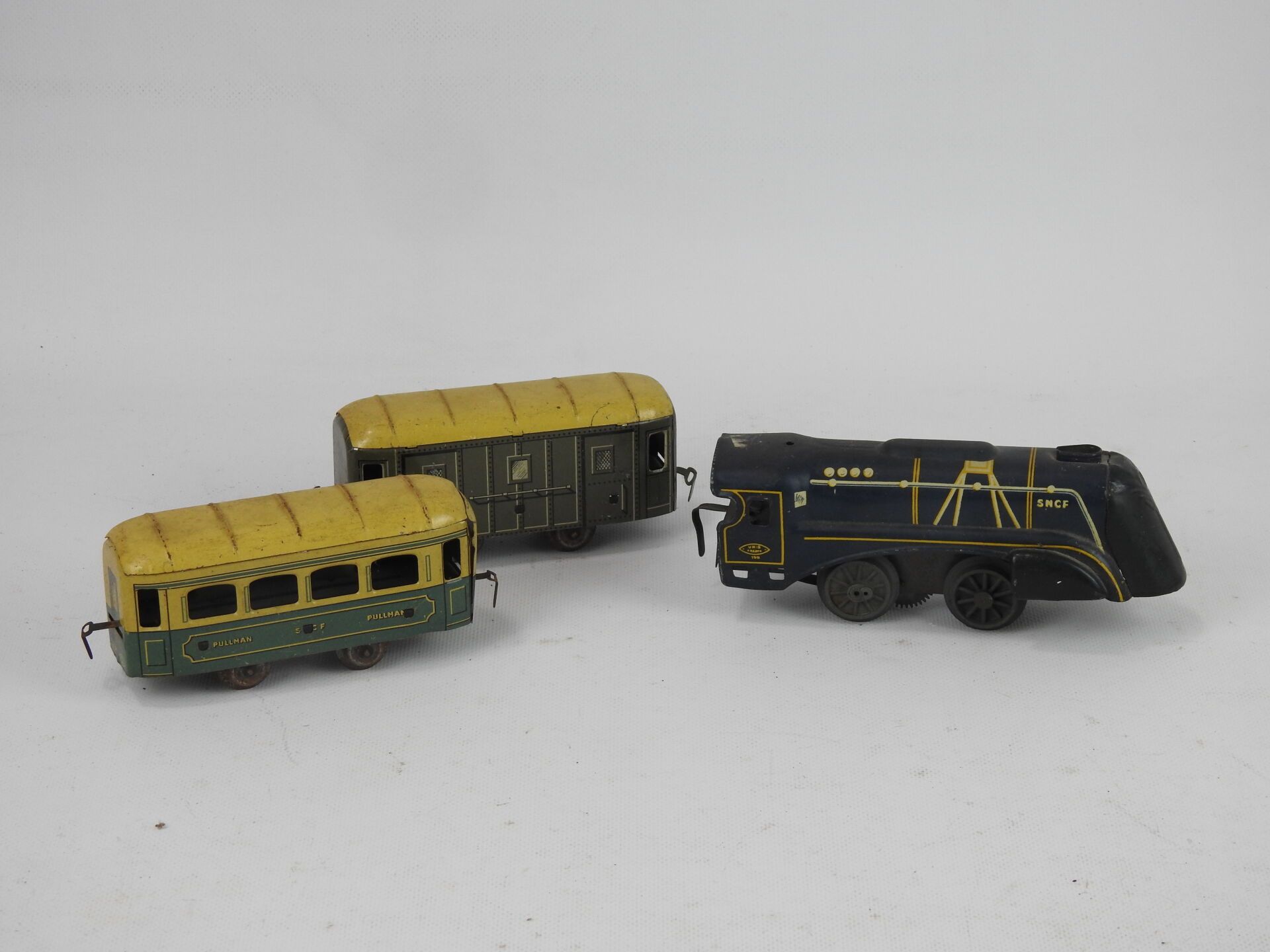 Null UNIS FRANCE：一辆蓝色和黄色的SNCF机车，一辆SNCF货车和一辆Pullman货车。磨损和撕裂