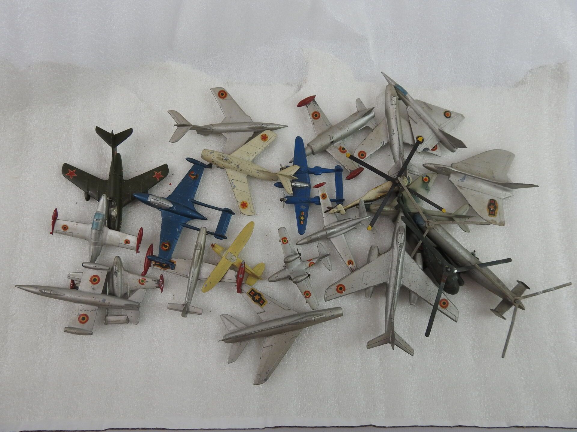 Null LOT avions miniatures principalement Solido. Usures et défauts.