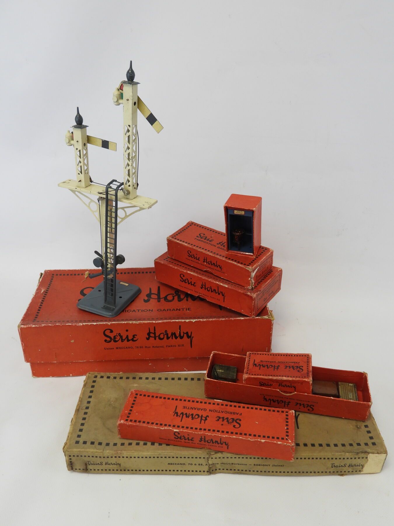 Null HORNBY: Bahnhofszubehör aus lithographiertem Blech. In ihren Schachteln.