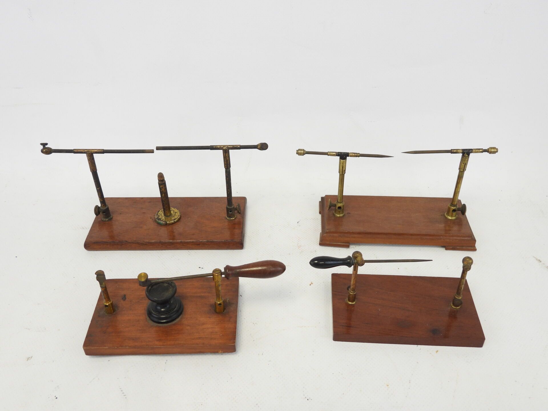 Null Suite of four EXCITATORS in brass, metal, and turned wood. Height: 9,5 cm; &hellip;
