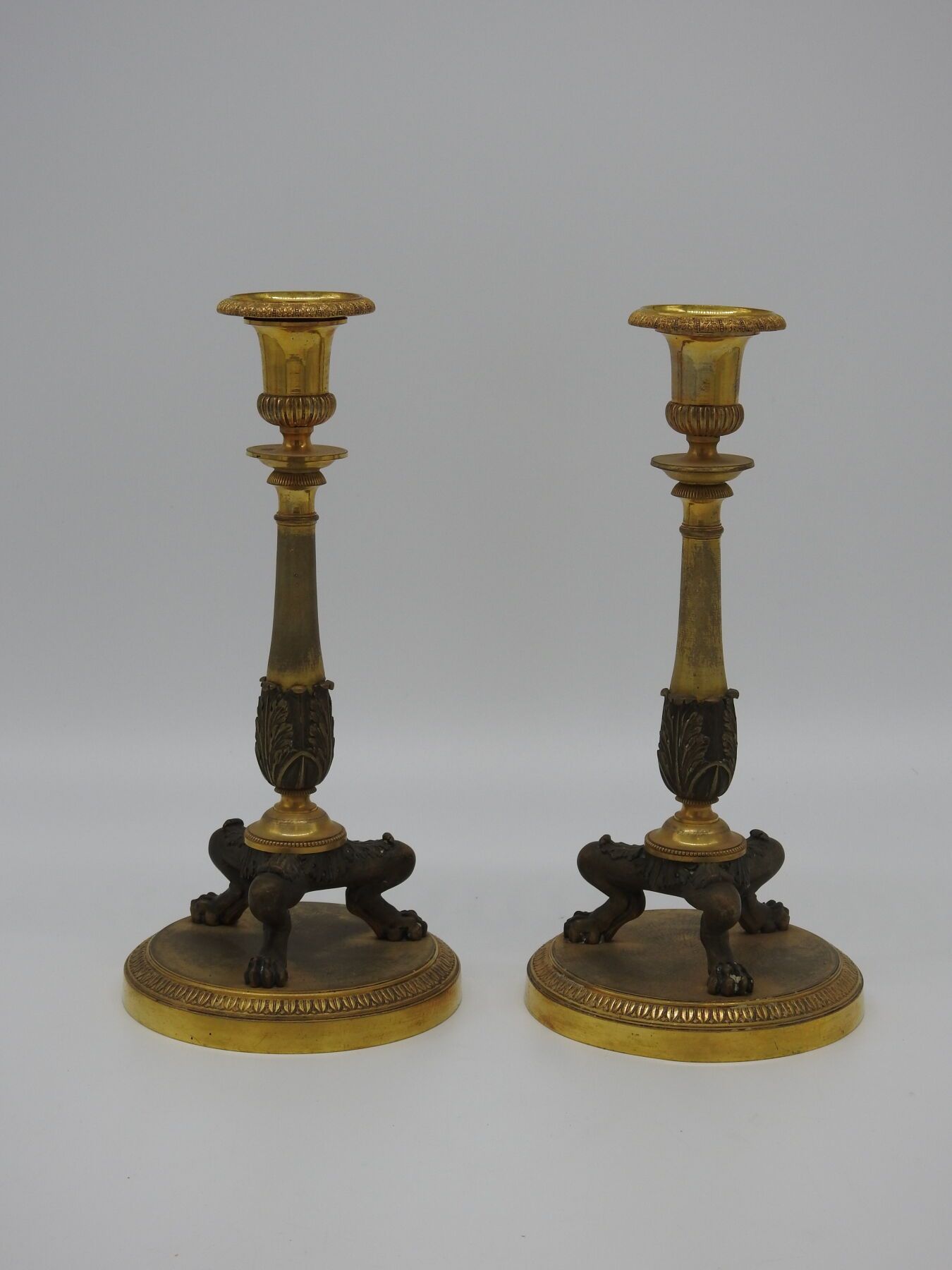 Null PAIR OF CANDLES in chased bronze with double brown and gilt patina, the bal&hellip;