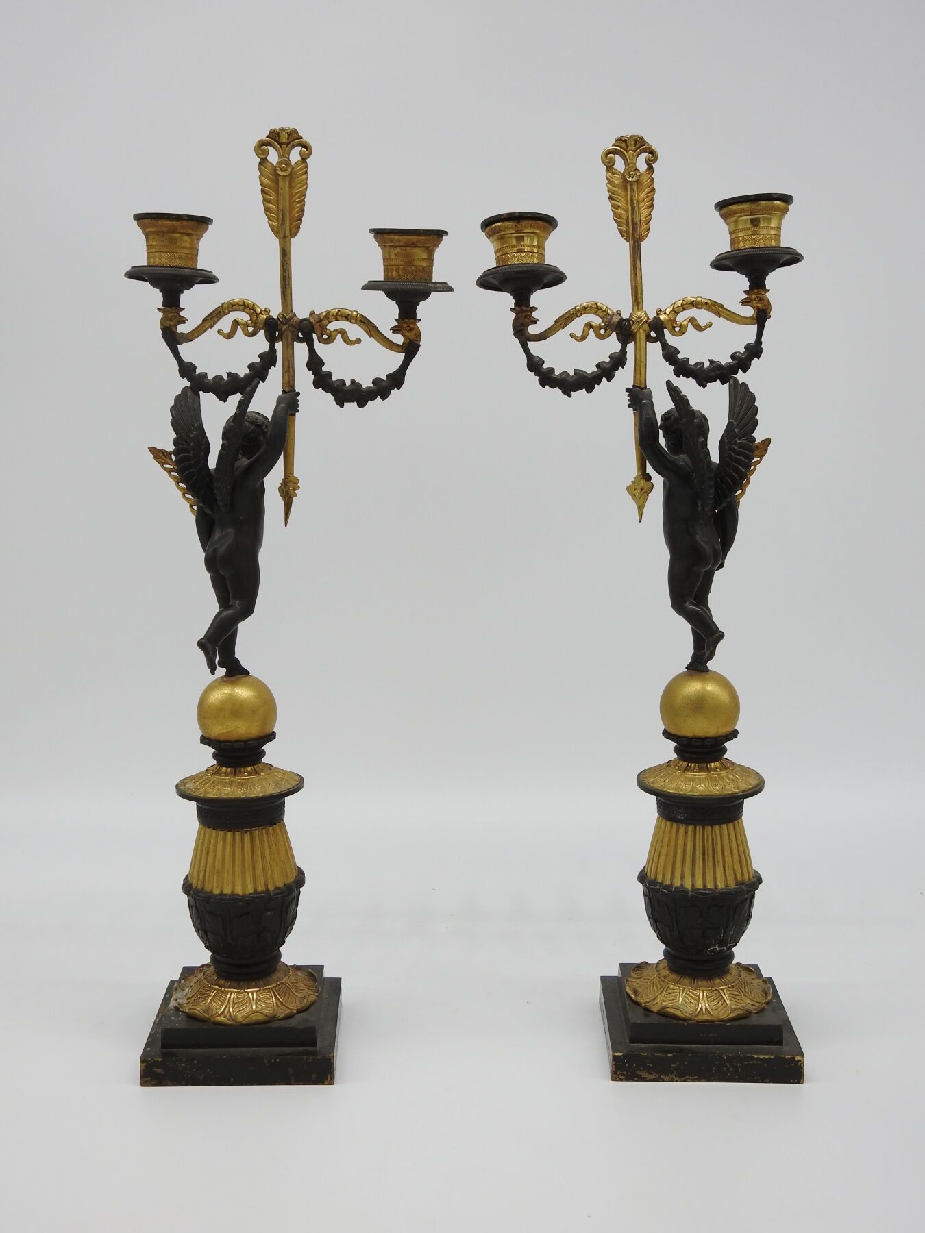 Null PAR DE CANDELABROS en bronce patinado negro y dorado, decorados con querubi&hellip;