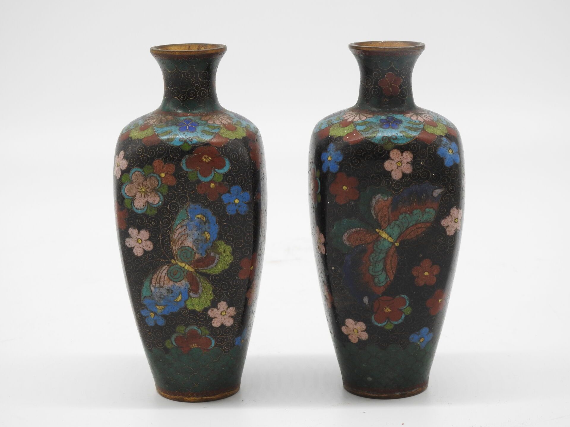 Null 日本：一对卵圆形景泰蓝花瓶，小缩颈，有蝴蝶和花朵的多色装饰。高15.5厘米。有些磨损