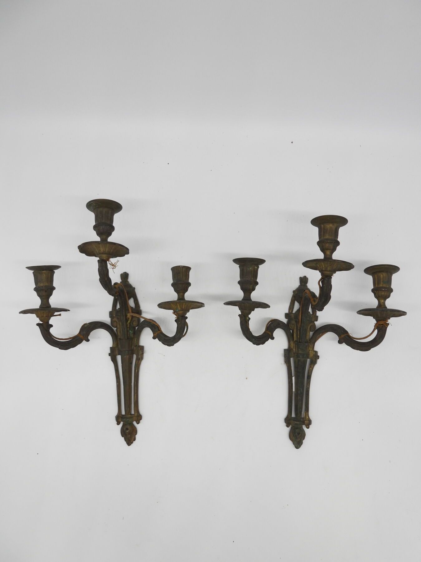 Null Pair of three-light gilt bronze APPLIQUES. Louis XV style. Height : 31 cm.