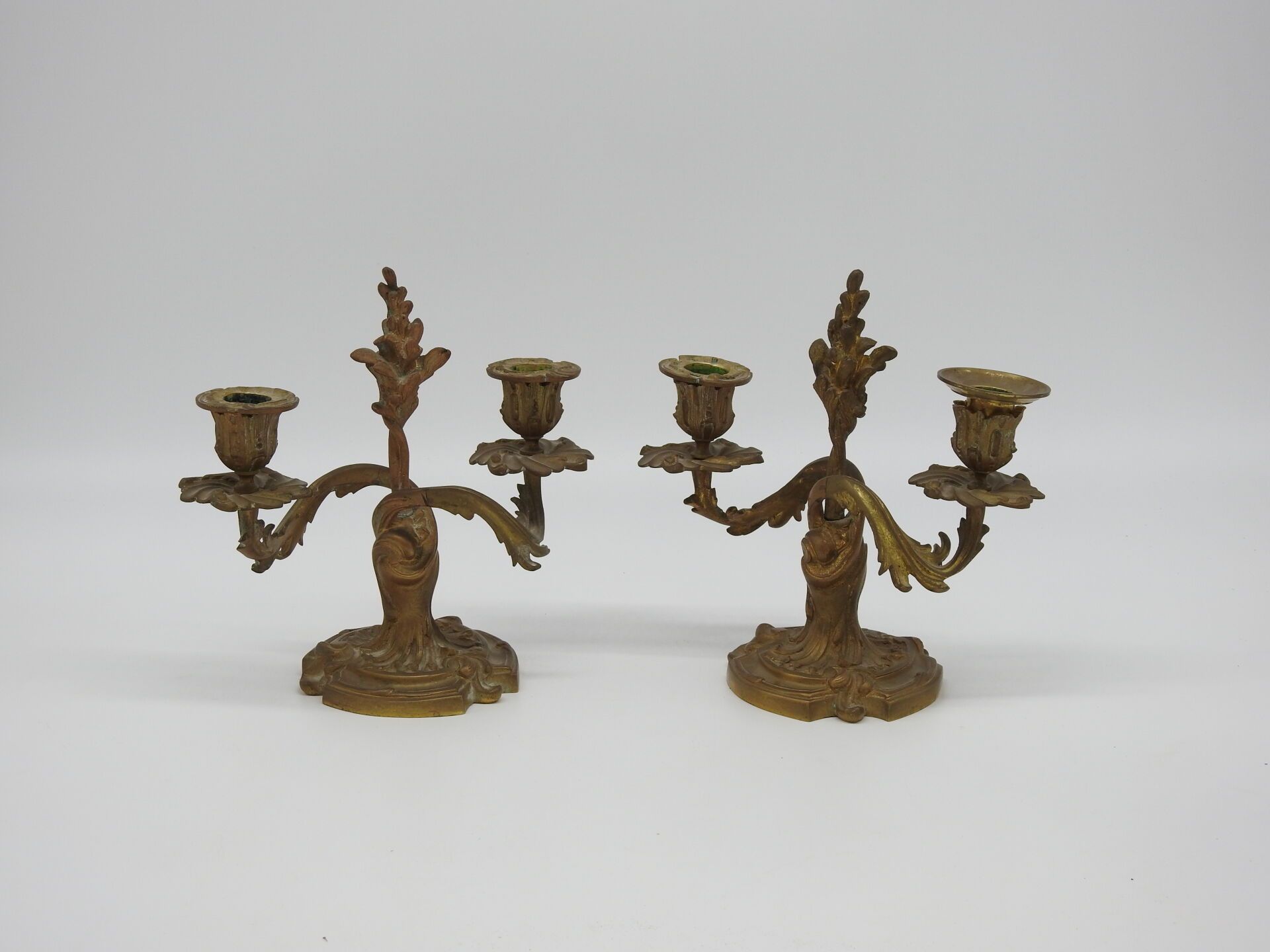 Null 一对有凹槽的青铜烛台，有两个罗盖尔风格的灯臂。19世纪。高22.5厘米，长21厘米。有些磨损，一个非原装的灯芯。